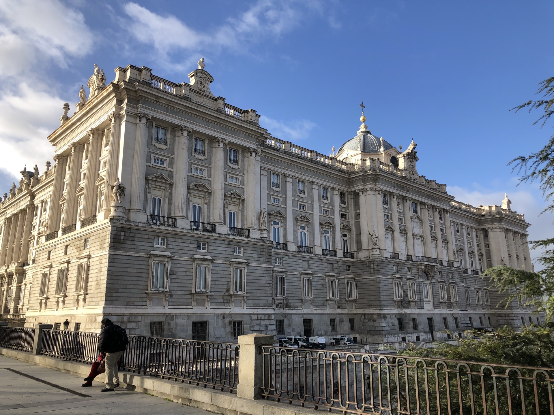 西班牙马德里皇宫，历经300年依旧美轮美奂，是欧洲第三大宫殿