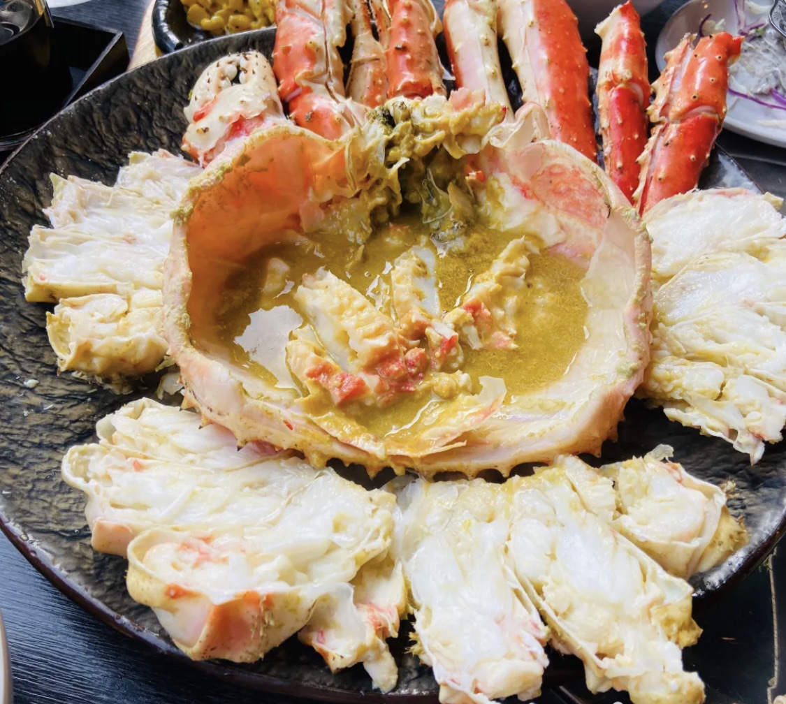 买一只蟹就是一个套餐,里面有刺身拼盘,秋刀鱼,炸猪排等好多配菜,又