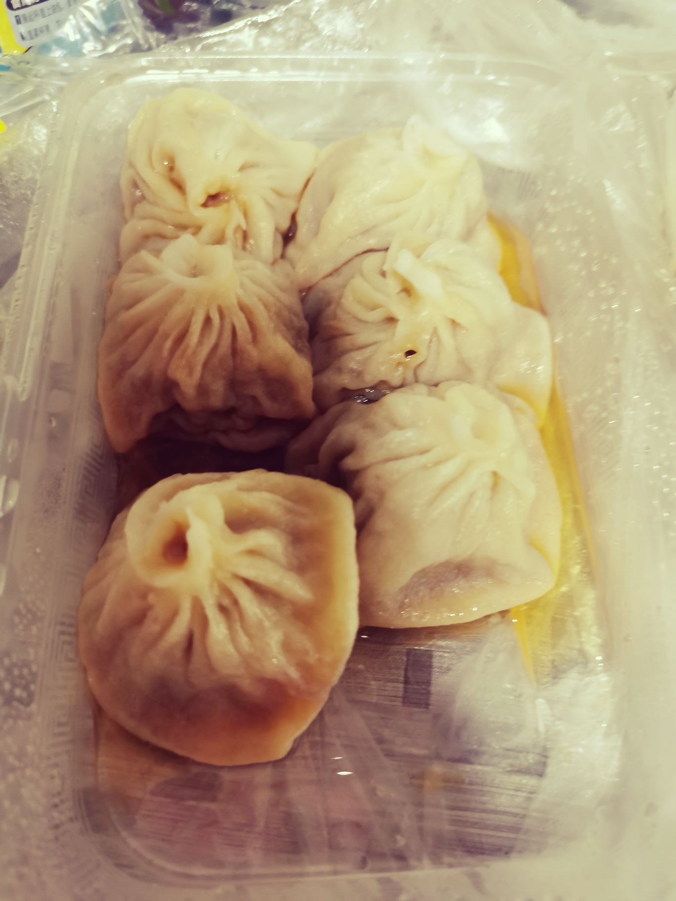 厦,总见弄堂咪道门口等待打包的人群,朋友说这家的小笼包很赞,恰逢