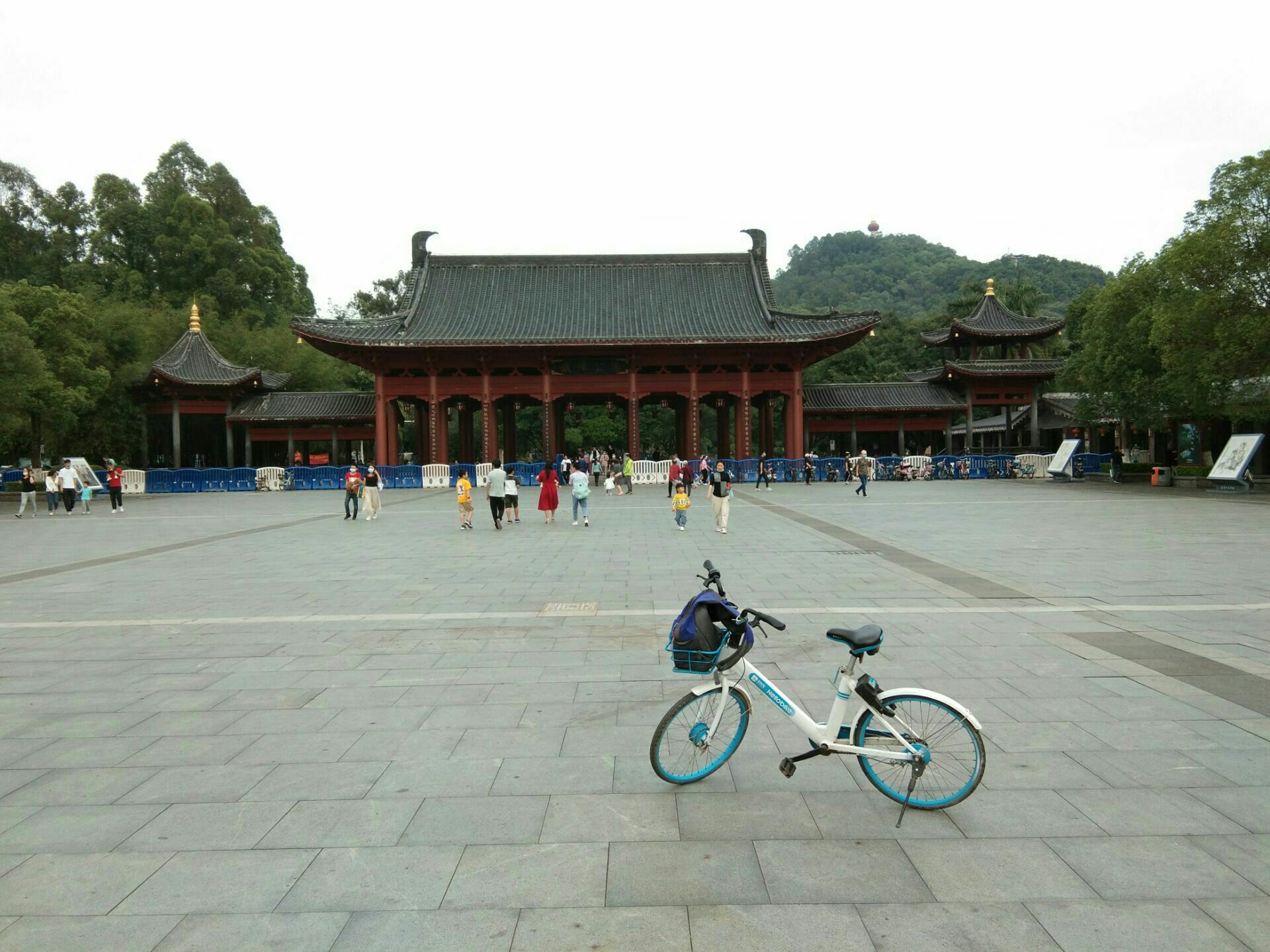 是黄旗山城市公园的一部分,旗峰公园是闹市中的山林公园.
