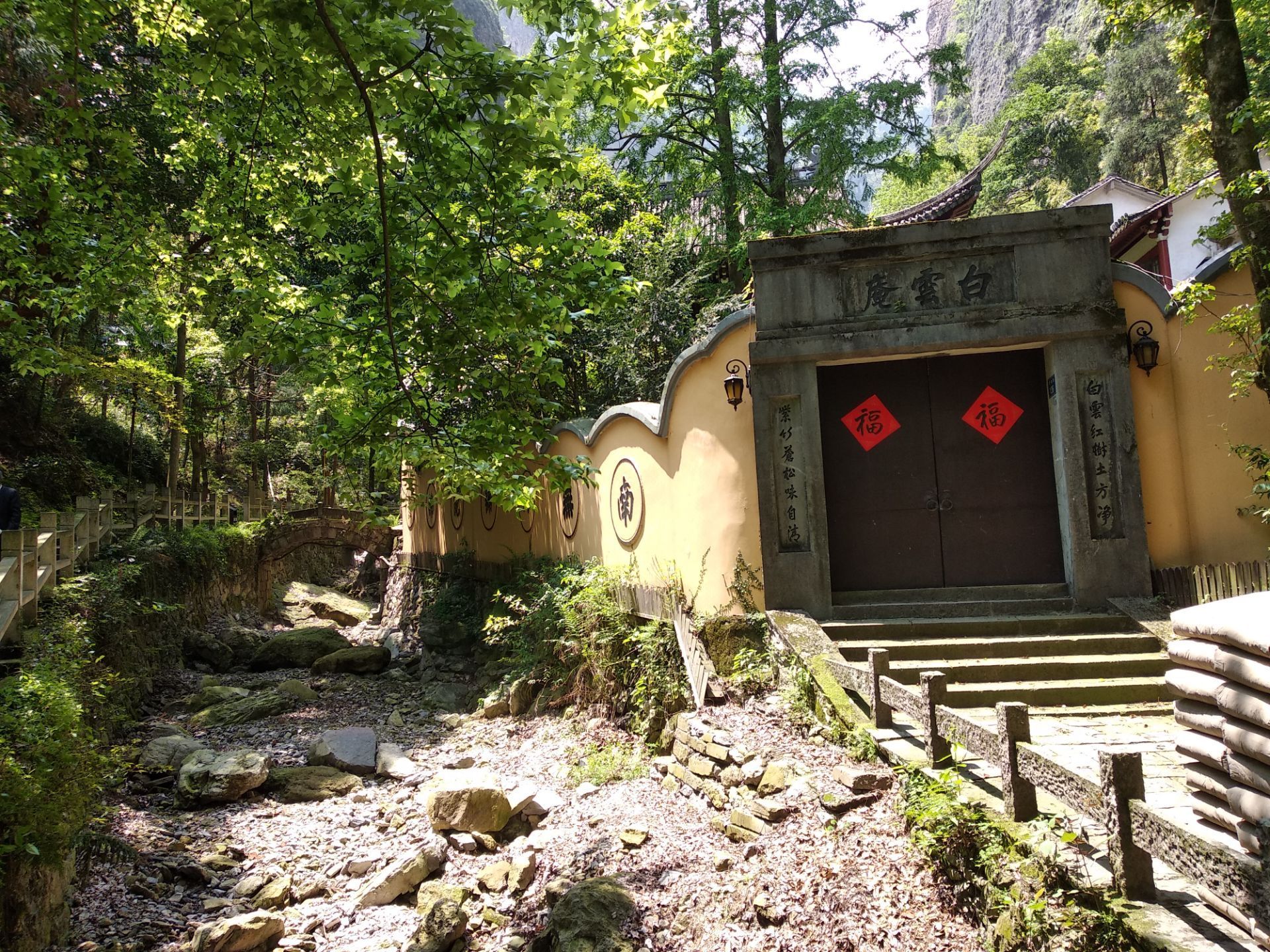 东西瑶台是灵峰景区最佳观景地点然后下来是从一众洞中穿过比较有趣