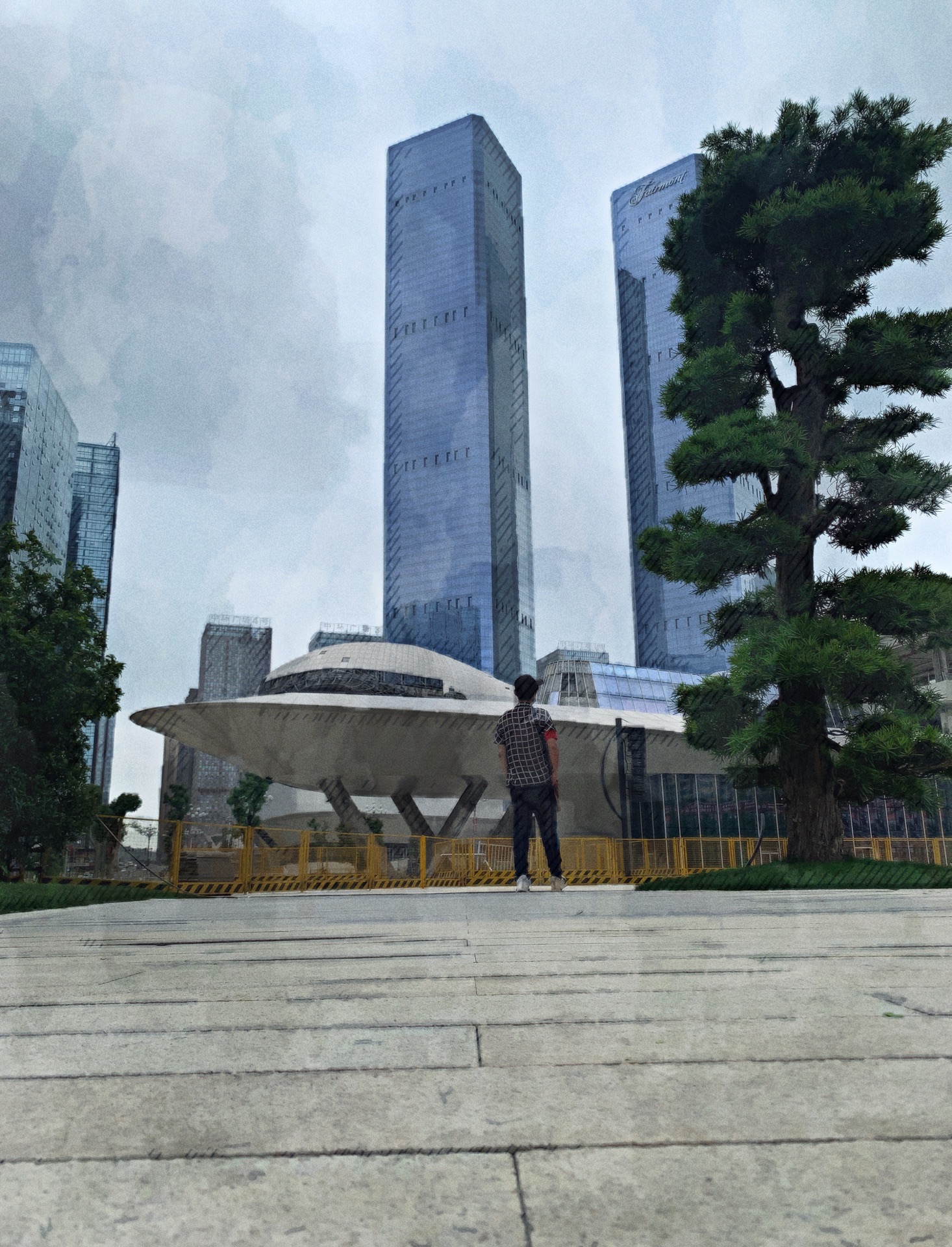 海豚广场作为商业的裙房也是拖到了现在都没有开业这个将商场直接连到