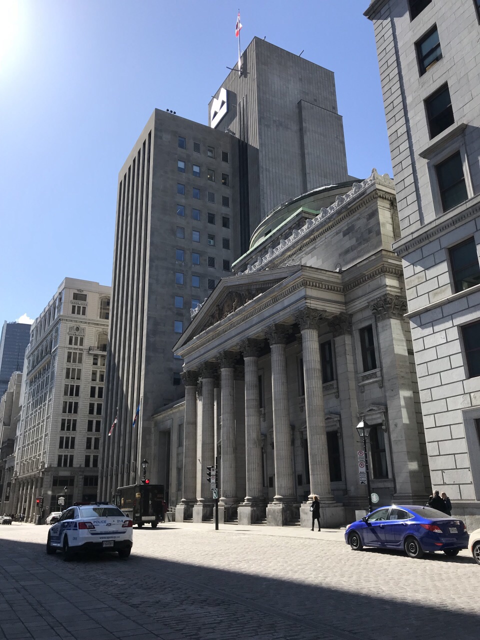 蒙特娄(蒙特利尔)是一个由法国早期开垦的河边城市,圣劳伦斯河贯穿