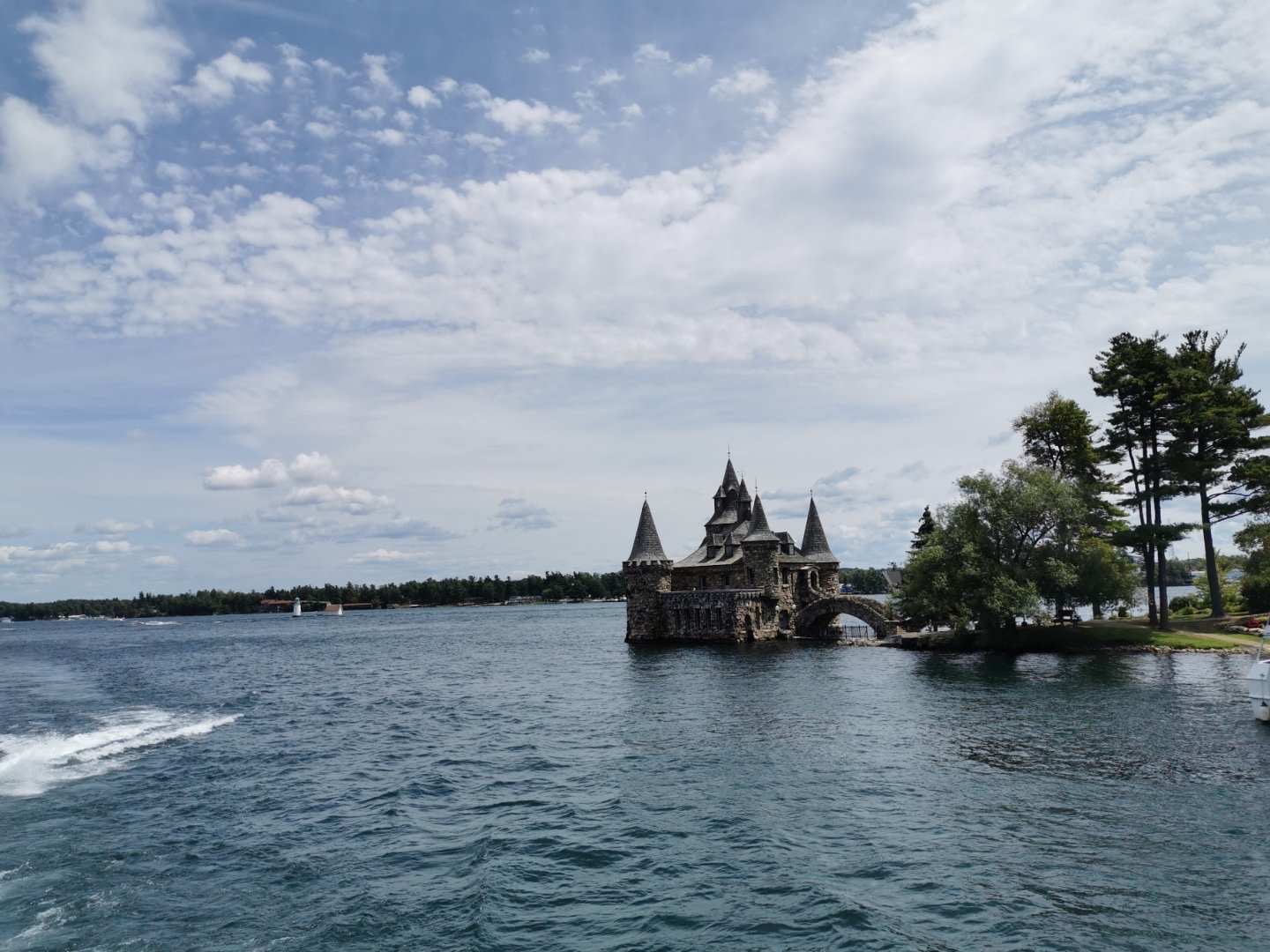 大小岛屿1800多座,如繁星般遍布在圣劳伦斯河上.