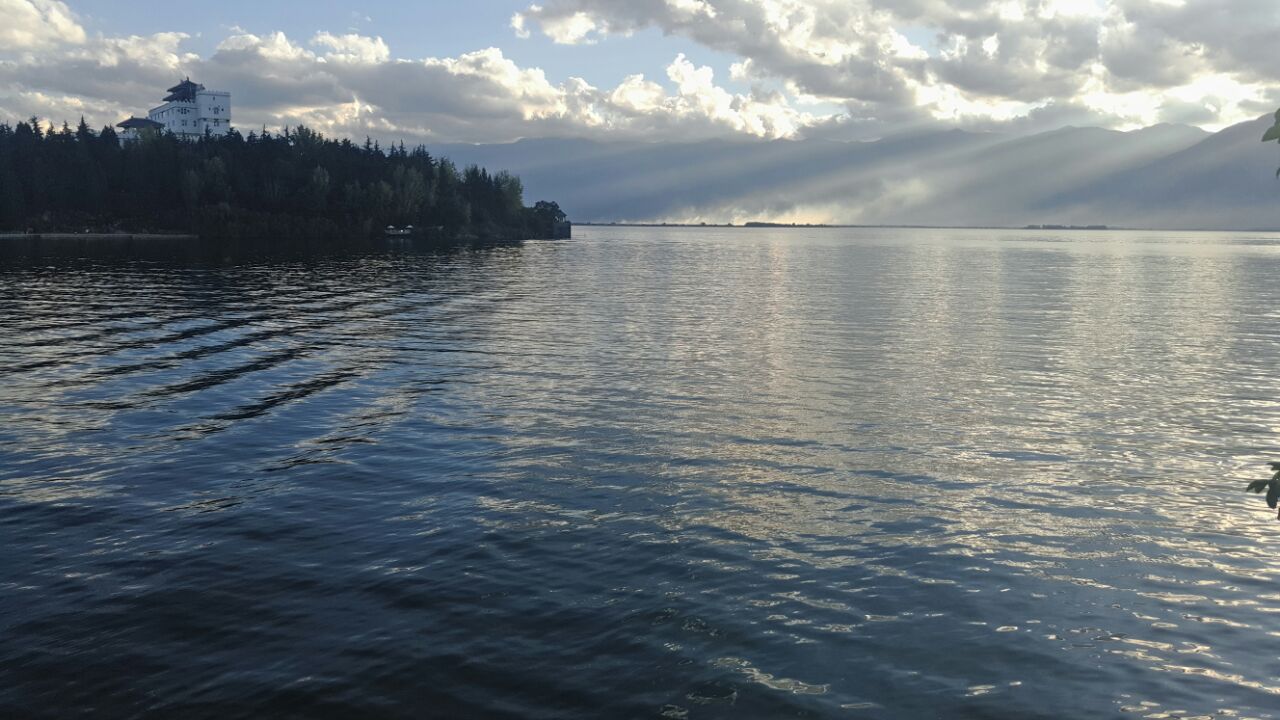 【攜程攻略】大理洱海景點,洱海的景色還是很美的,開個車子慢悠悠環海