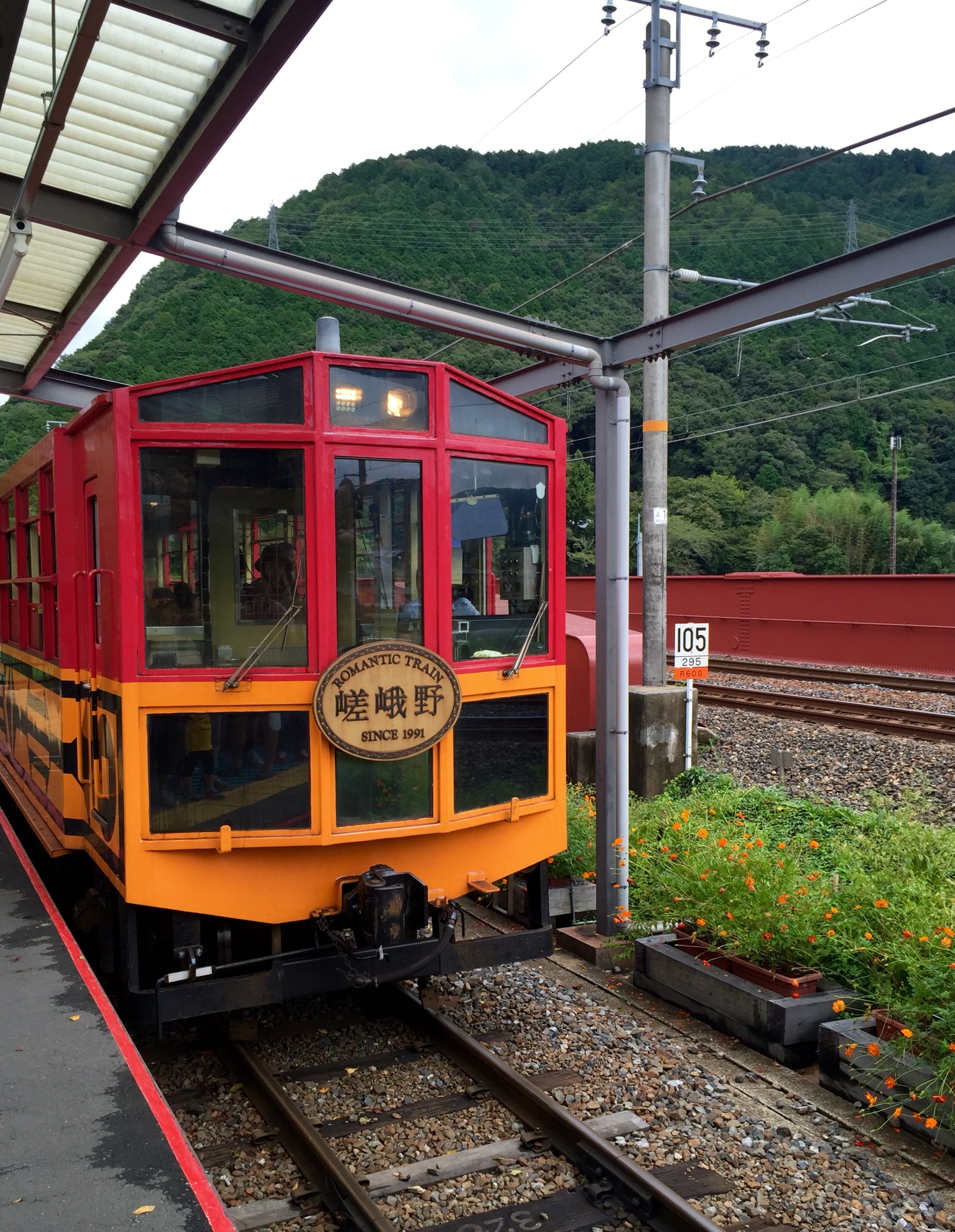 到龜岡站體驗座下嵯峨野的森林觀光小火車去嵐山,車程二十幾分種,一