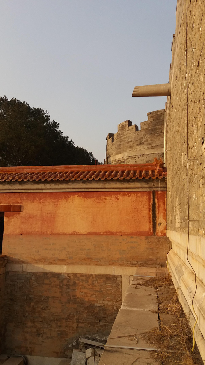 明楼,宝顶正在维修,都不能上去.