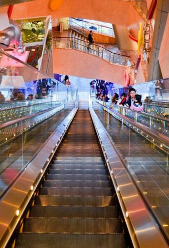 特意来看了看朗豪坊,传说中全香港最长的扶手电梯,这里是直达7楼的