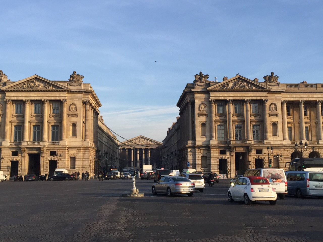 【携程攻略】巴黎马德莱娜教堂景点,玛德莲教堂在协和广场北端的,站在