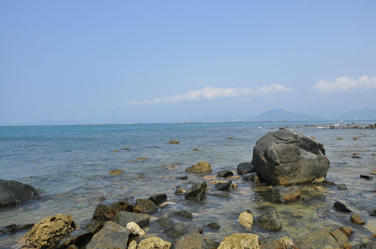 風景優美,山海一色,海水清澈見底.