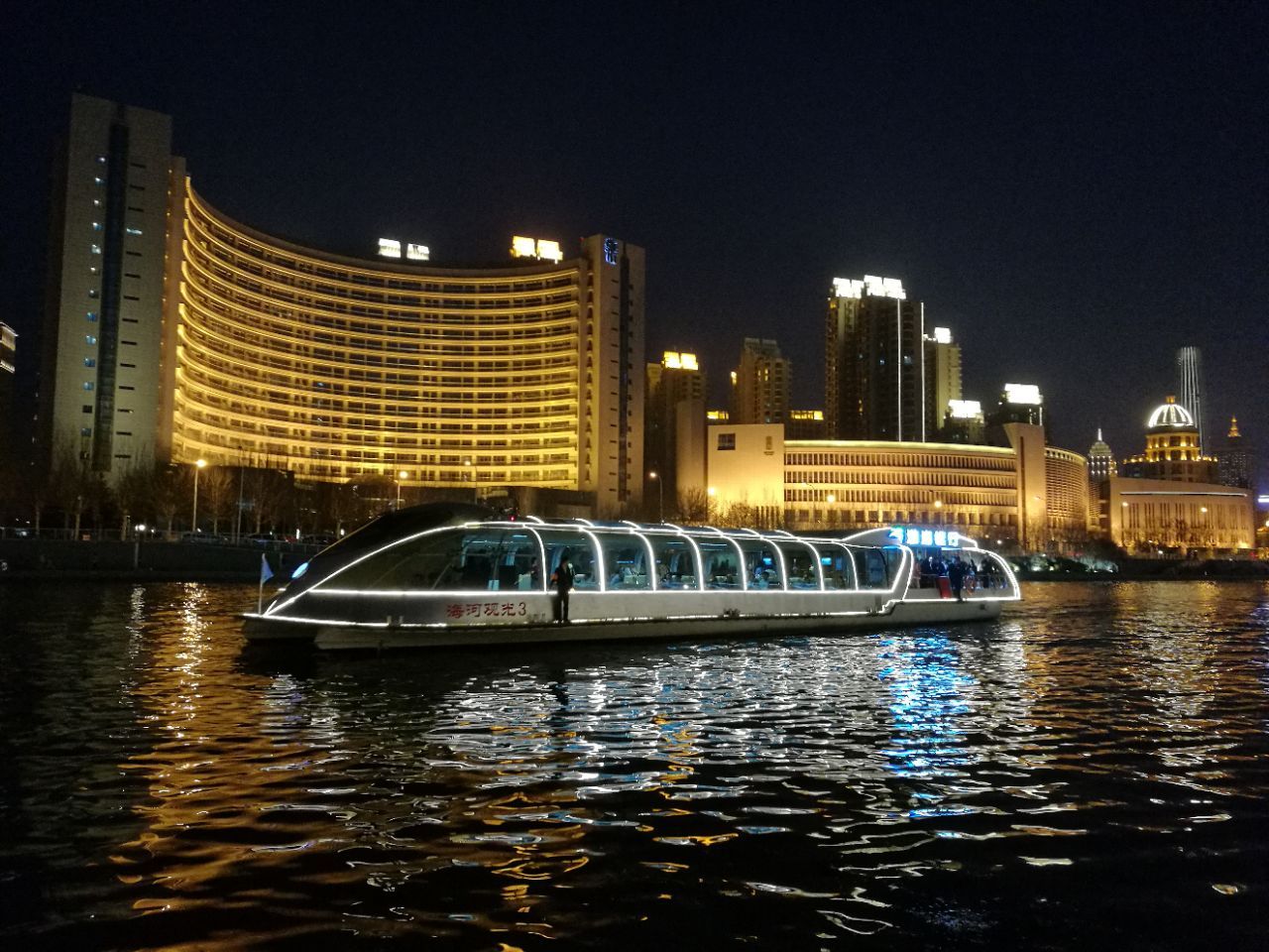 海河两岸的灯光非常美,坐游船在海河欣赏夜景非常惬意,听着广播里的