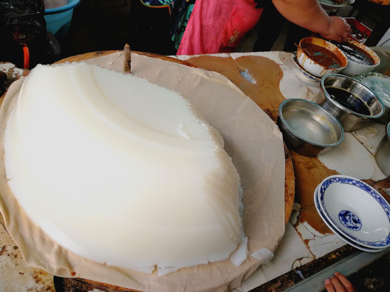 凉粉是豌豆凉粉,非常好吃,每天都很多人来.