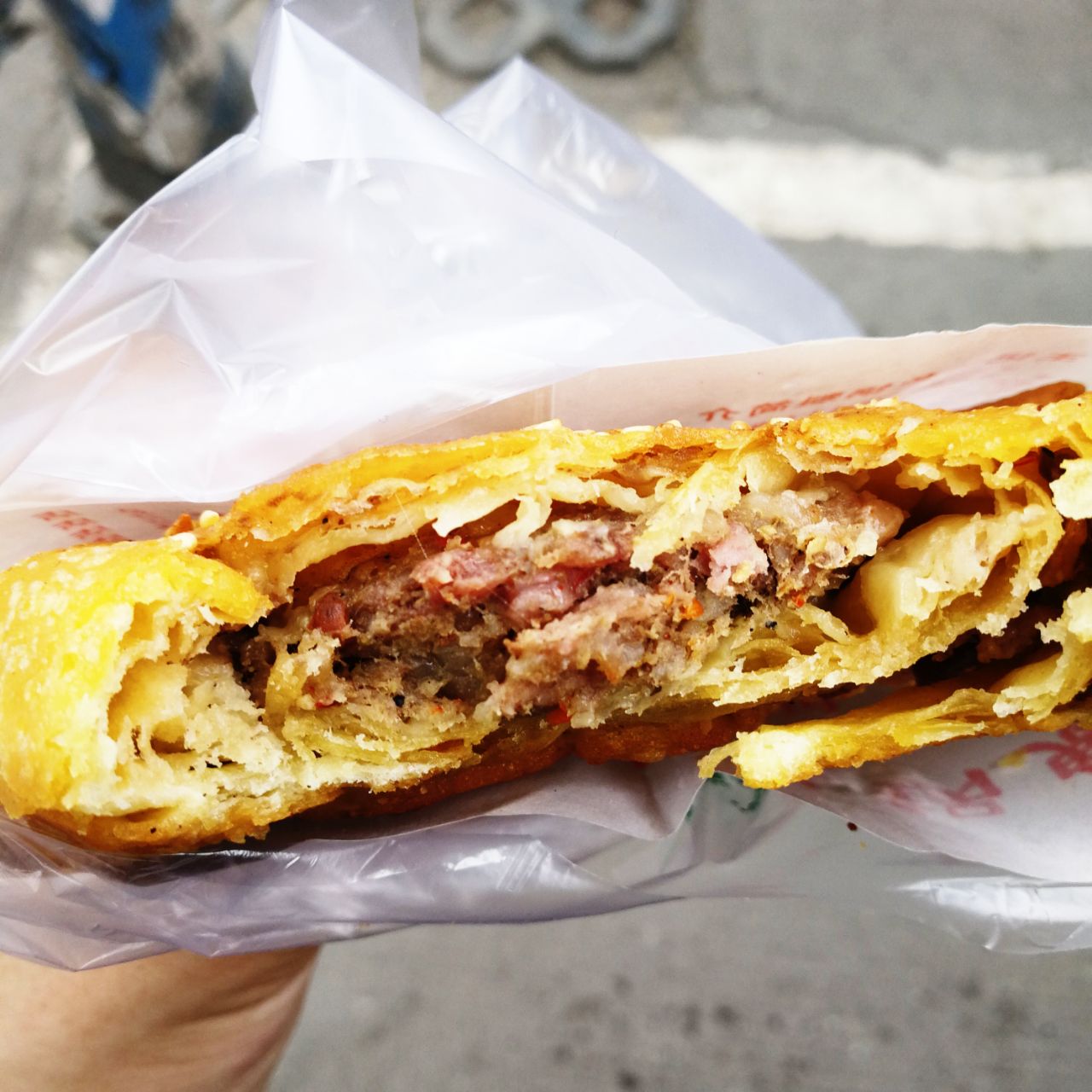 麻椒的味道很足很好吃的一个小吃早晨来这边买的锅盔是这边的特色小吃