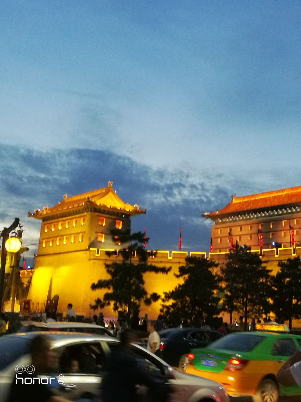 且以恢弘壮丽而著称汉长安城遗址以西安古城墙为主在夜色中尽显其庄严