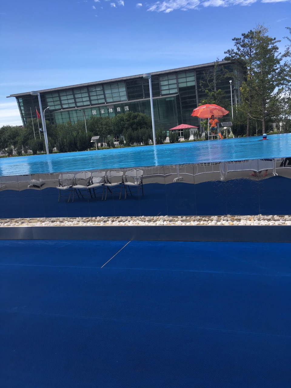 换票地点找半天,相互推,其实你就说游泳班那房子多明白,非说蓝房子,全