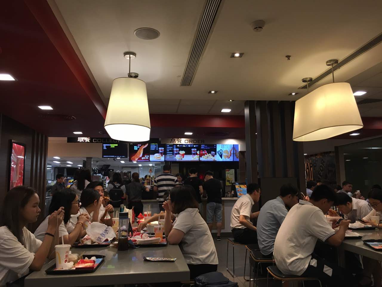 用餐环境很好,气氛很好,麦当劳的改变做得很好,但我在评论的时候无意