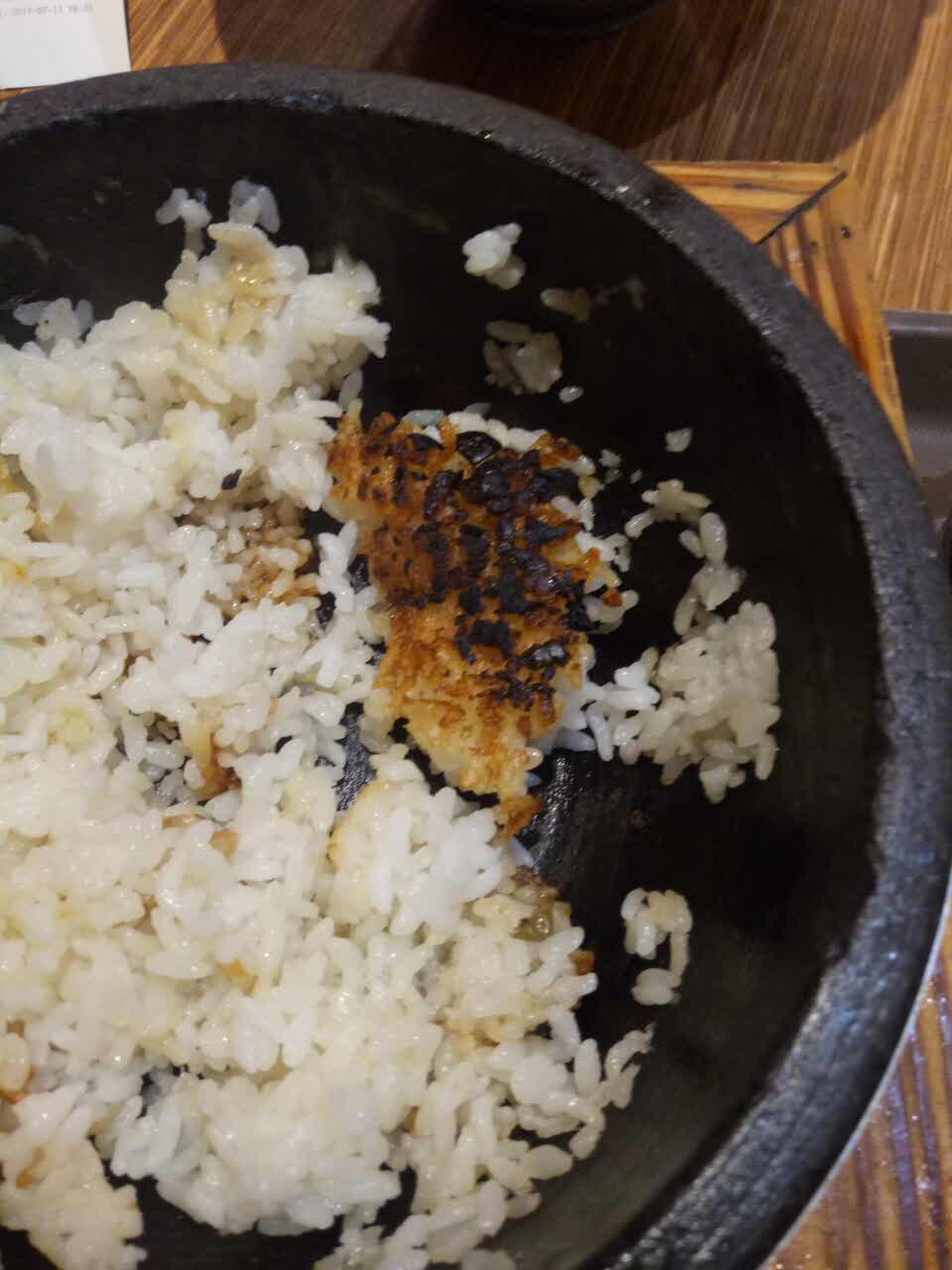 不说啥了,一个石锅饭 里面的配菜咸的一逼,米饭也糊了一半还很难吃,不