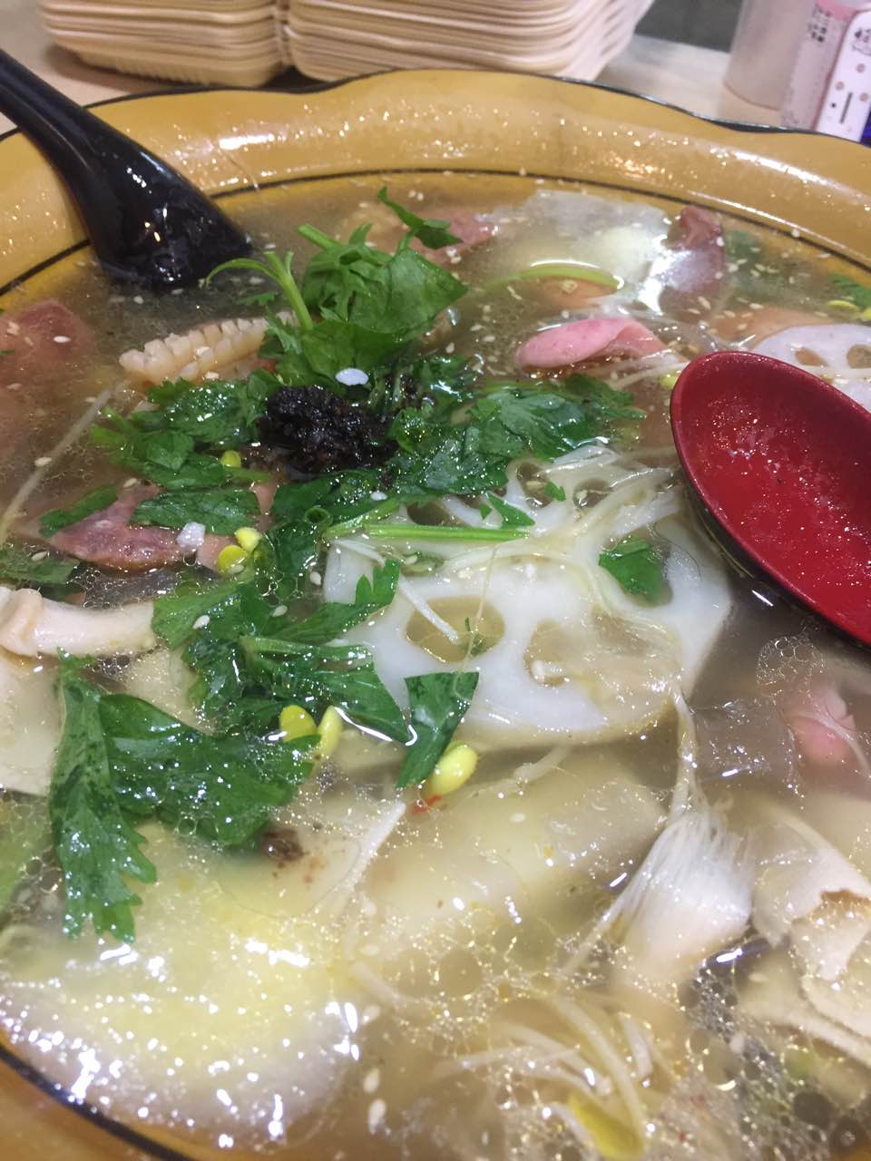 经常来吃,每次都是清汤.吃了很多家冒菜,这家味道比较正.