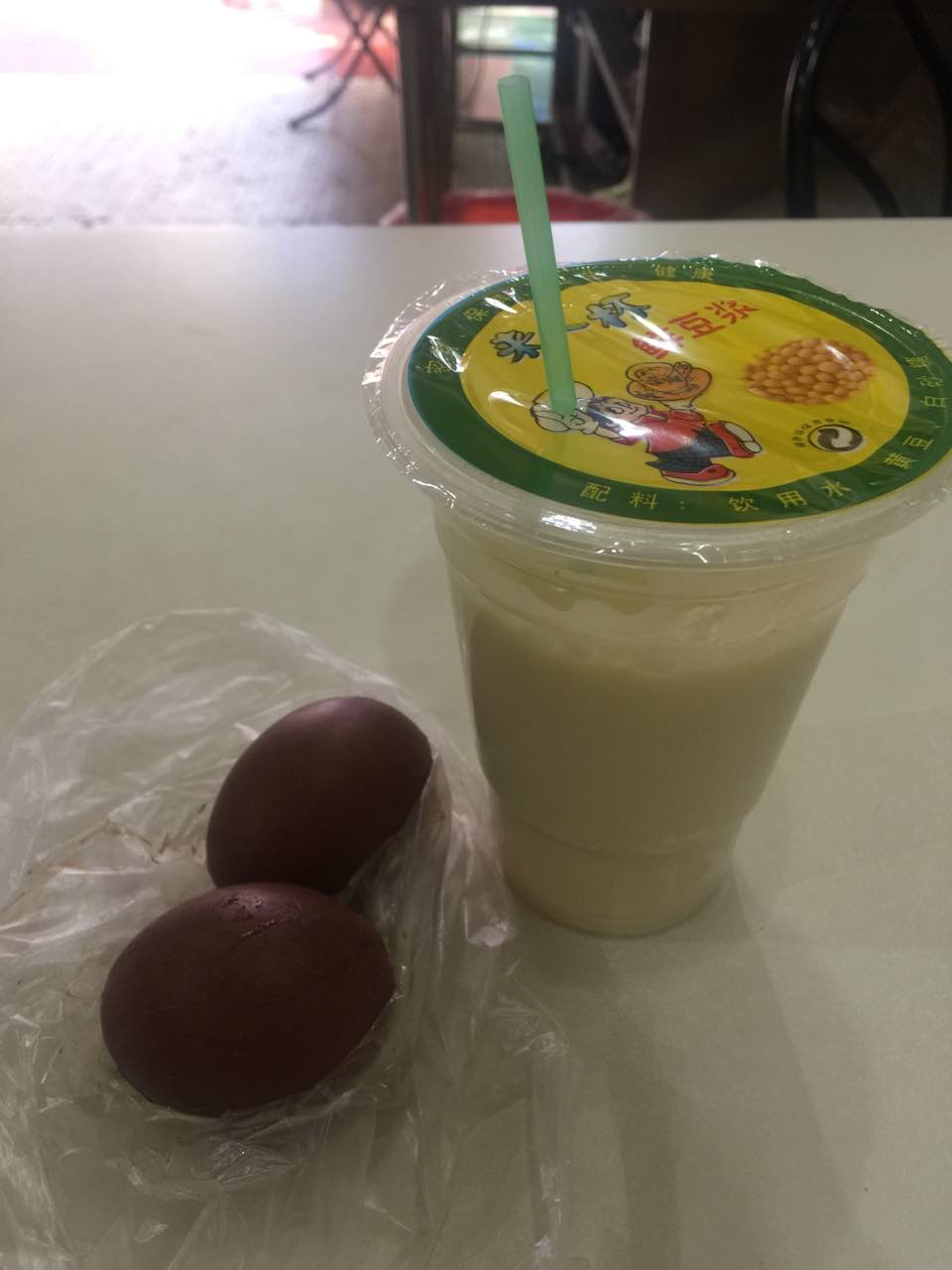 热腾腾的茶叶蛋,豆浆.这样的早餐,很不错…他们家的牛肉汤,味道很好!