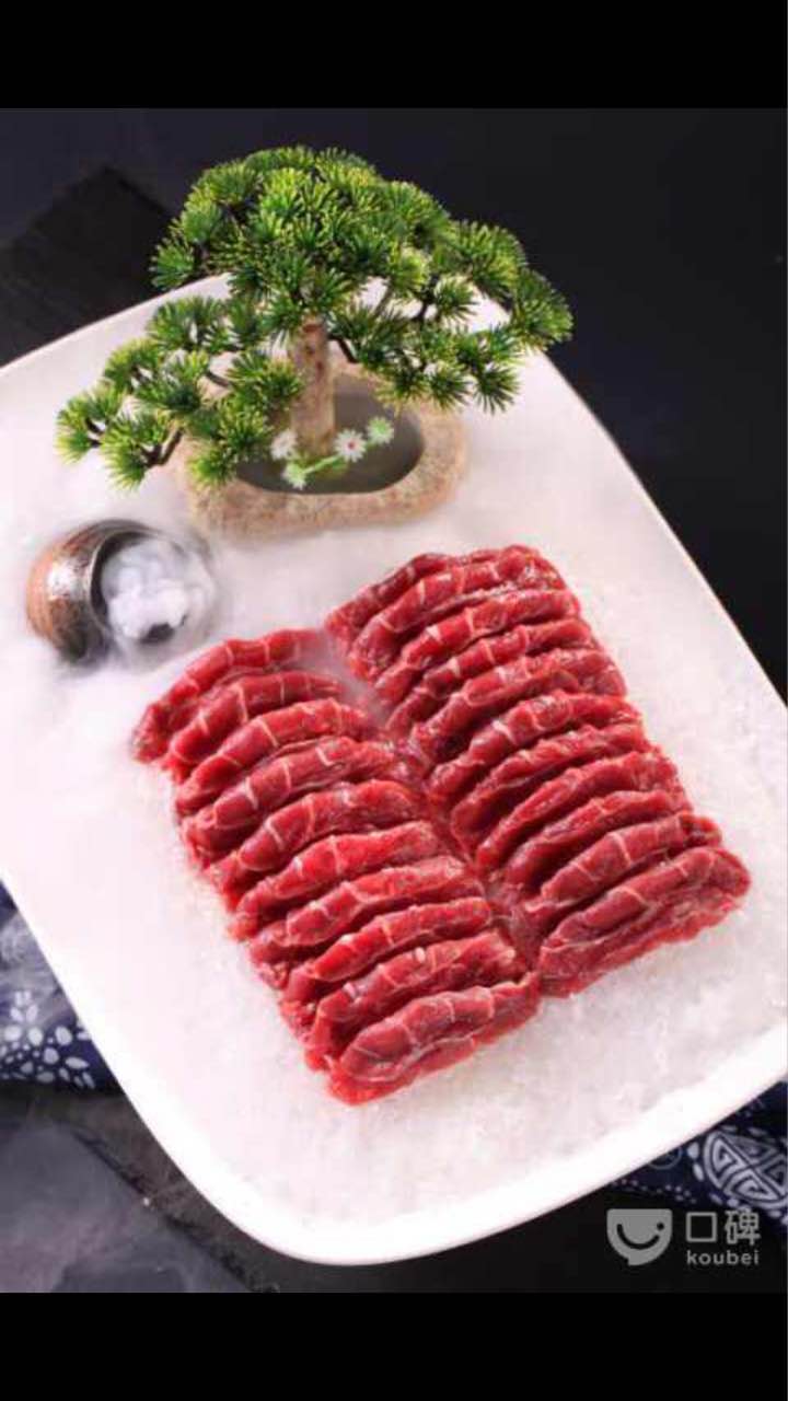 正宗火锅店,牛羊肉非常新鲜,锅底很正宗哦,下次还过来.