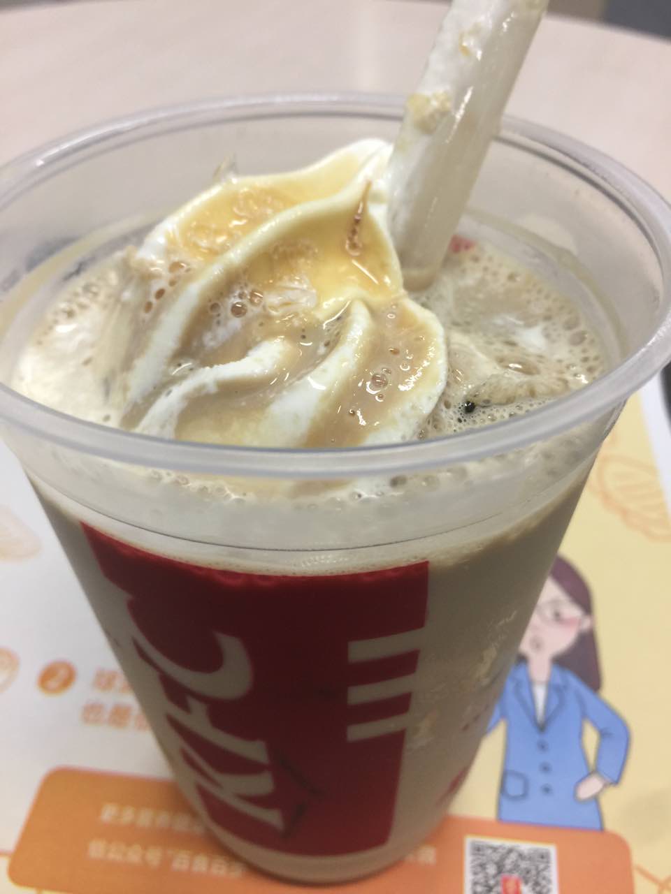 下雨天气,逛到肯德基休息一下,点杯最爱的雪顶咖啡美美哒