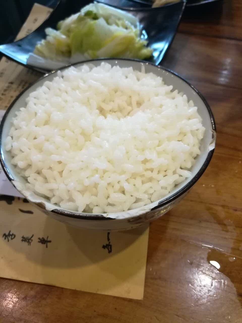 餐具都没有洗,上面有虫子!饭碗都是破的