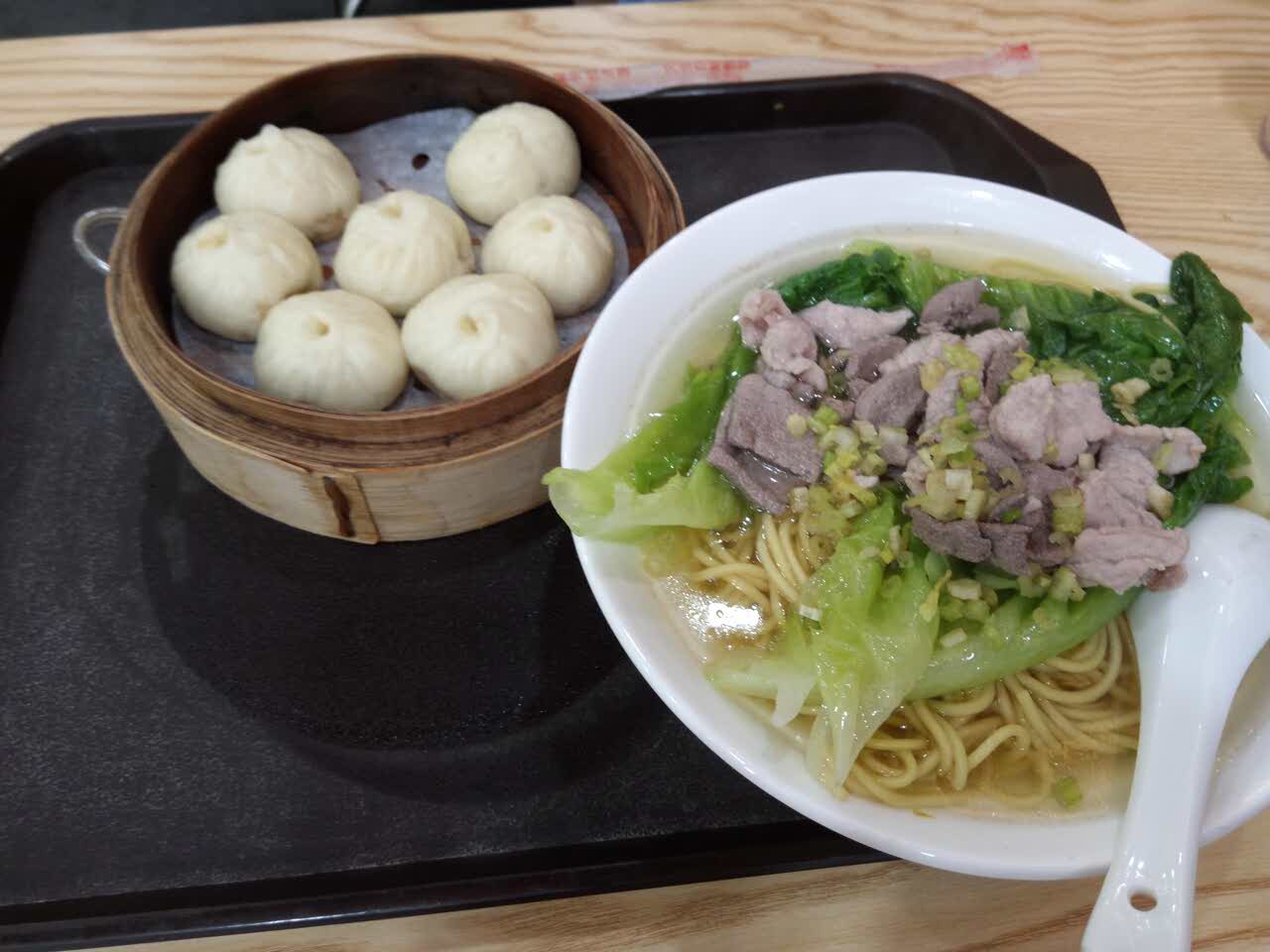 每次经过都来吃,小笼包不错.又便又好味.