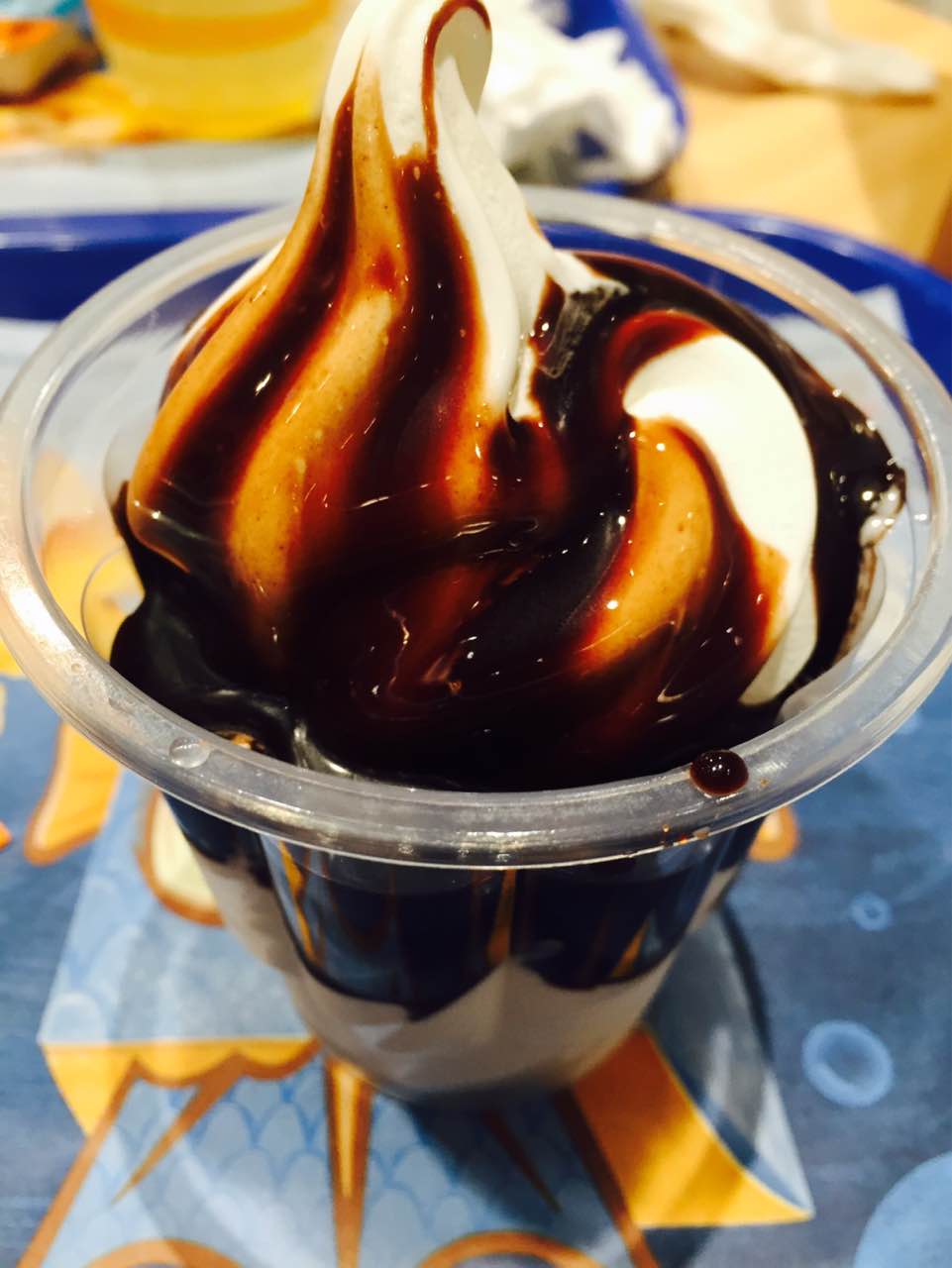 新出的巧克力新地怎么说呢巧克力有点苦太腻了还是蓝莓的好吃甜筒很