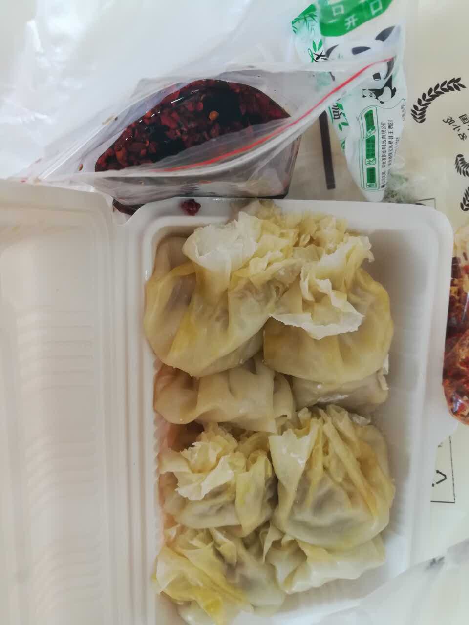 只买了烧麦,牛肉馅的,一两20,其他还有羊肉猪肉素的,时间赶打包,要不