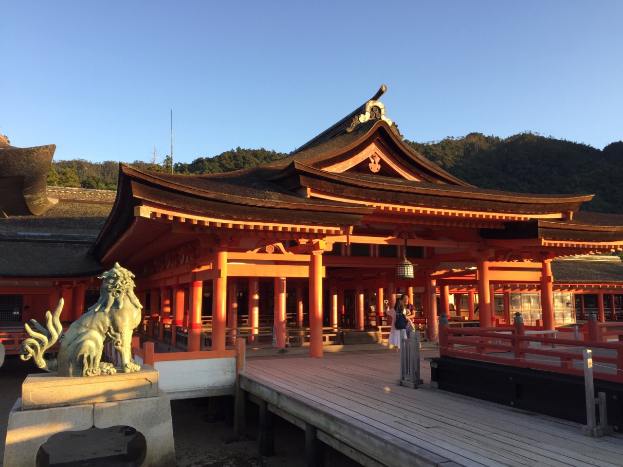 从神社的角度看大鸟居也很美夕阳的时候大家都坐在栈桥上静静的等待