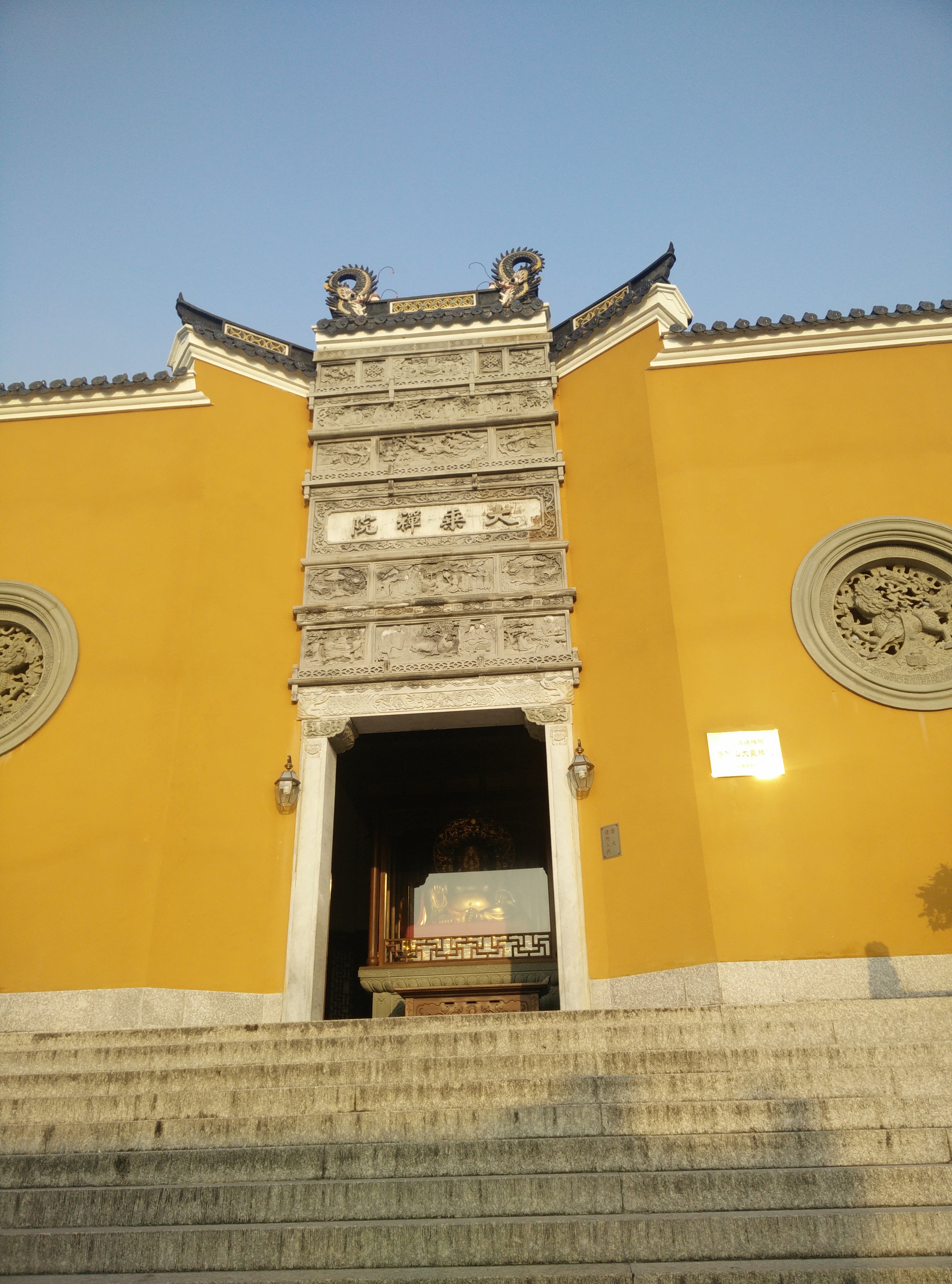 大乘庵有两大亮点,其一为主殿——圆通宝殿中供奉的水月观音像是三