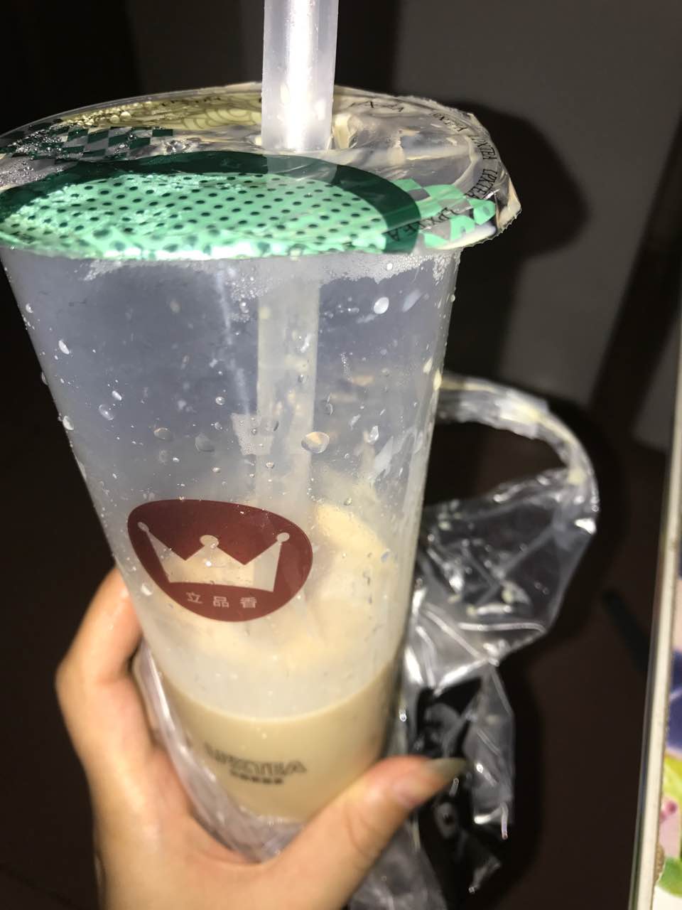 每天来一杯,必不可少,奶茶很细很滑,好喝到让你流连忘返,如果拿做一些