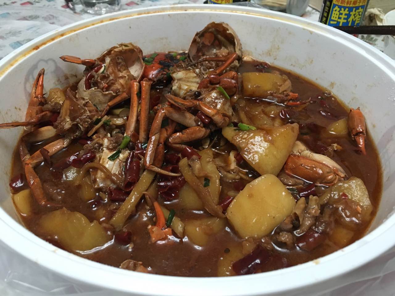 今天点了一分肉蟹煲大份,打包拿回家吃的,结果到家了一尝,竟然是糊的