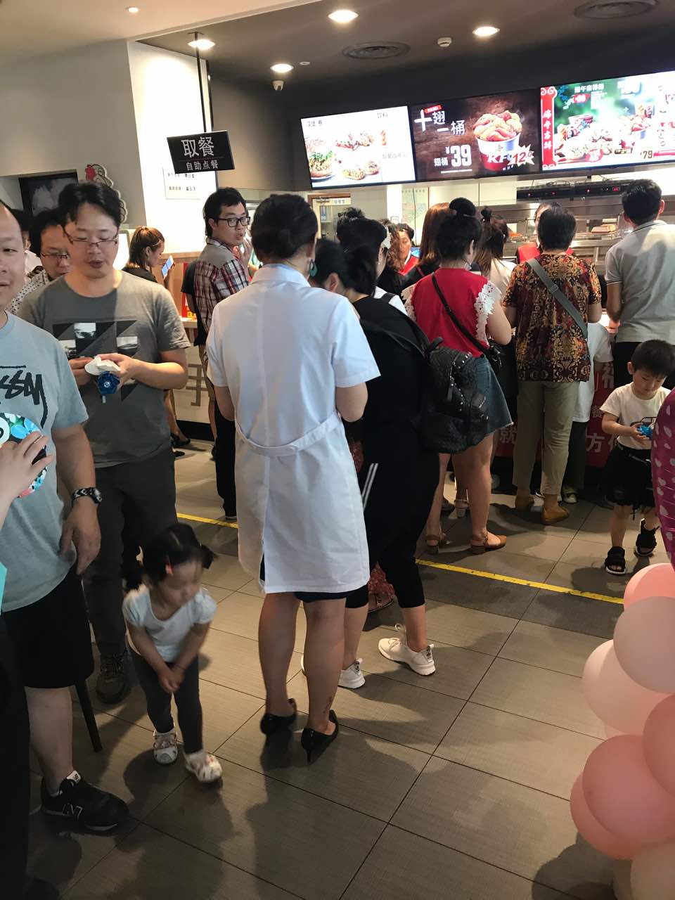 2022肯德基(杭州采荷店)美食餐厅,工作人员服务很贴心 中午排队.