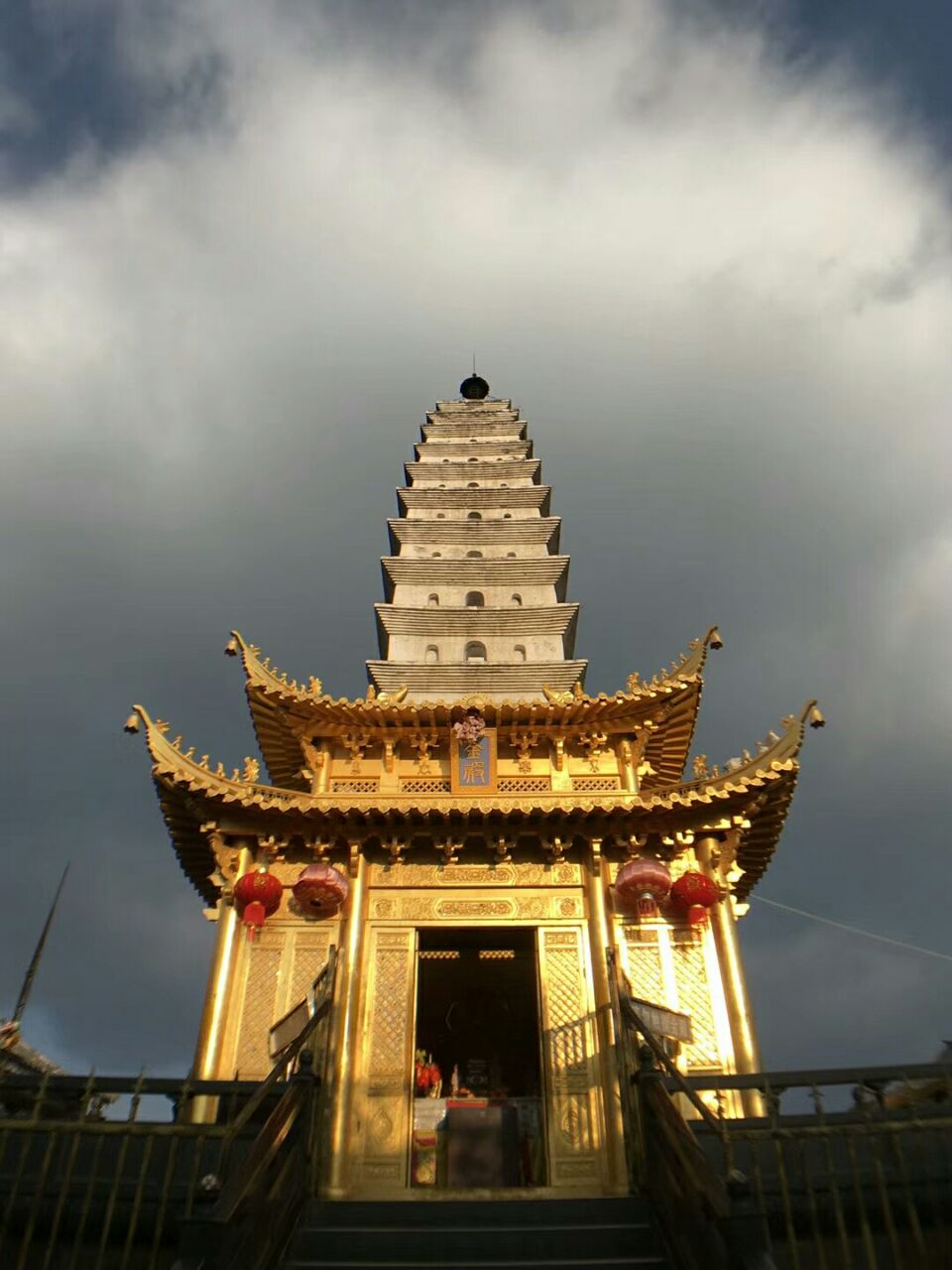 虚云寺位于云南大理白族自治州的鸡足山风景区,了解大理是从金庸先生