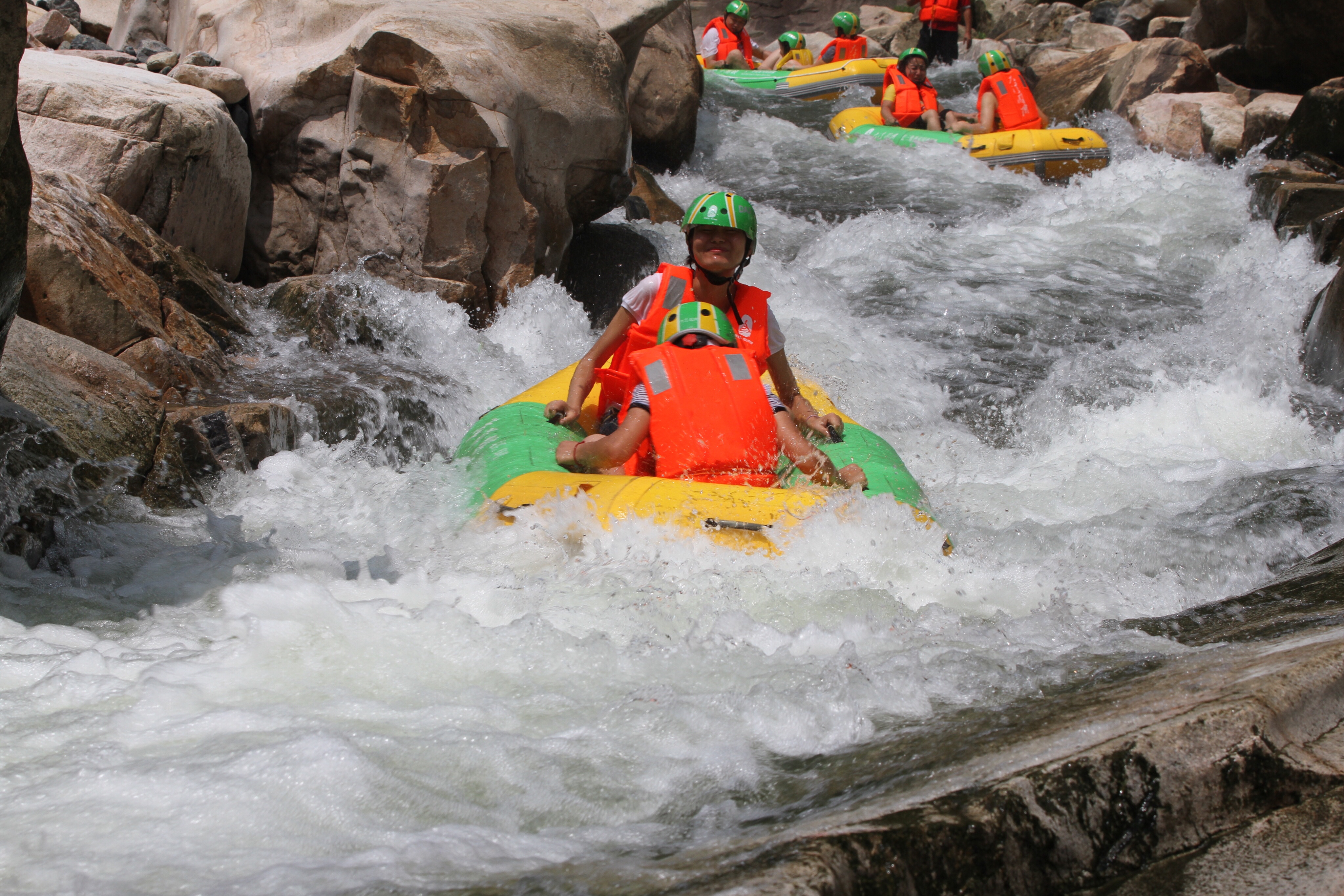 雅鲁激流探险漂流