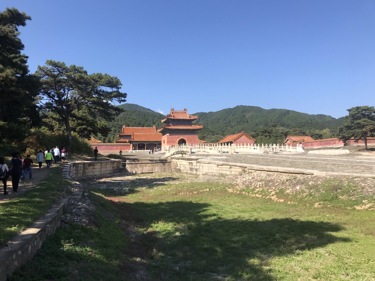 为清顺治皇帝,孝献皇后董鄂氏(董鄂妃),孝康章皇后佟佳氏,顺治原配