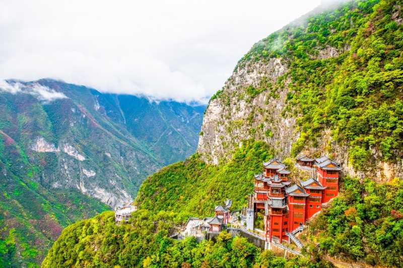 欲寻灵迹阻江风巫山神女庙