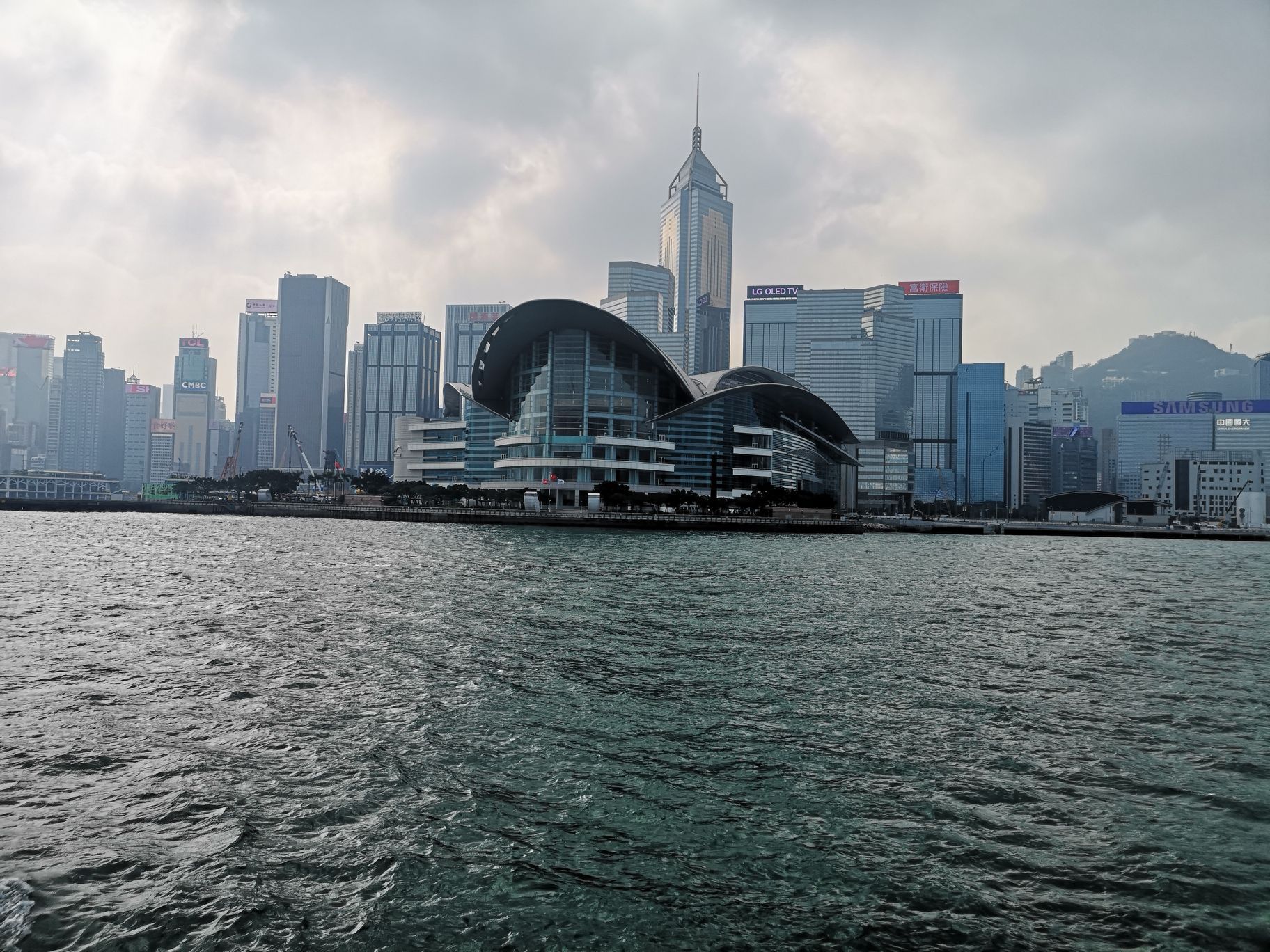 【携程攻略】香港香港会议展览中心景点,作为香港回归的标志性建筑物,去香港的每个游客都不会错过.一座很现代…