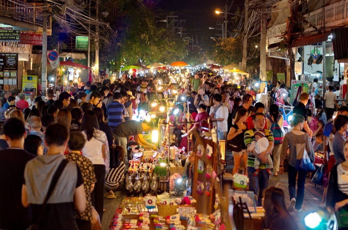 曼谷考山路，这里是全球背包客聚集地，本地人远远少于游客数量_街道