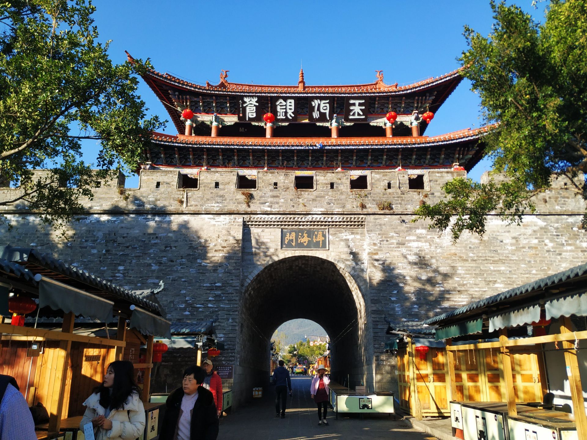 2023洱海门游玩攻略,一大早去洱海门,阳光照射下.【去哪儿攻略】