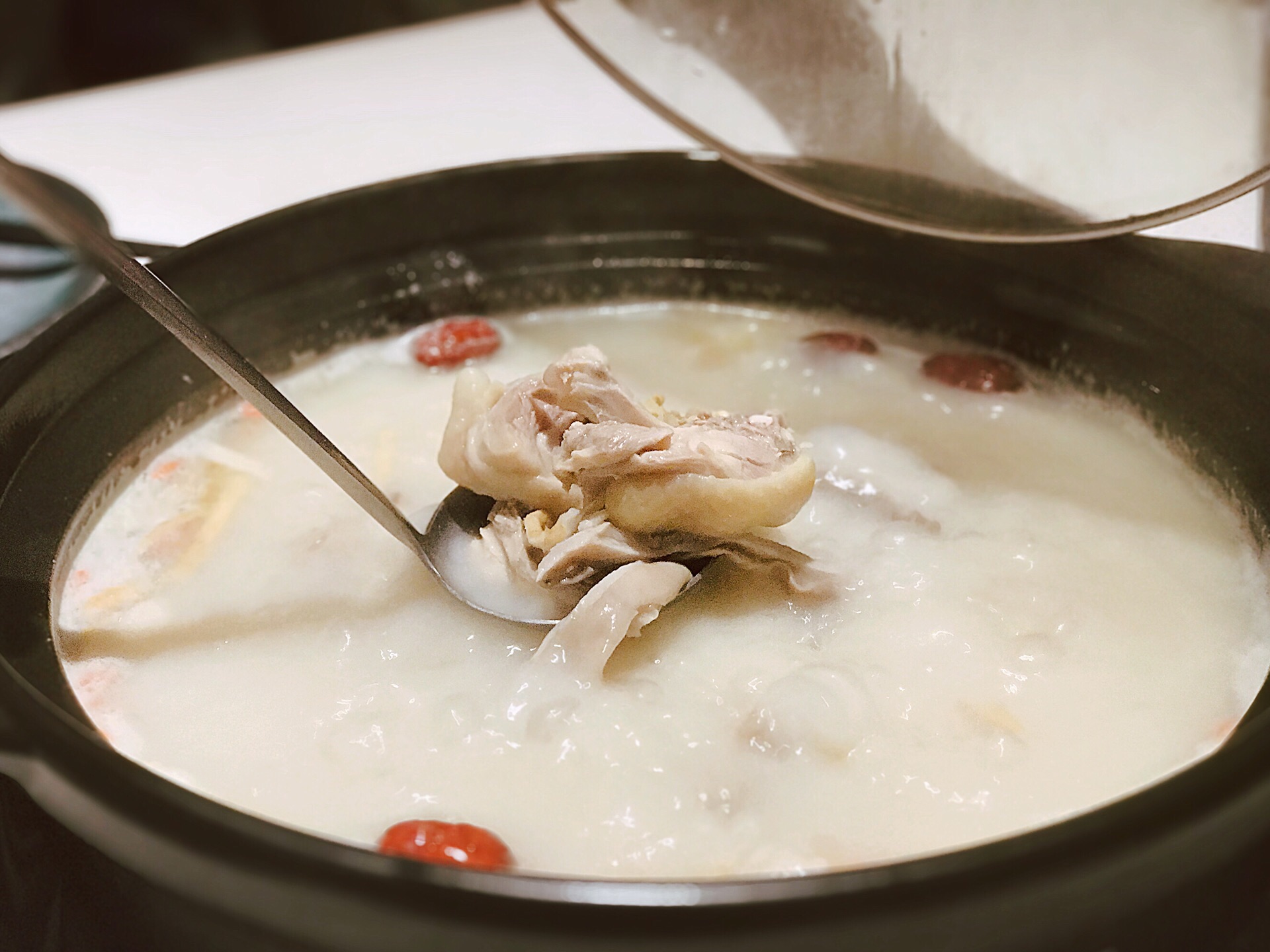 【胡椒猪肚鸡火锅】我们要了小份的,88元吧,先喝上一碗浓稠的汤汁