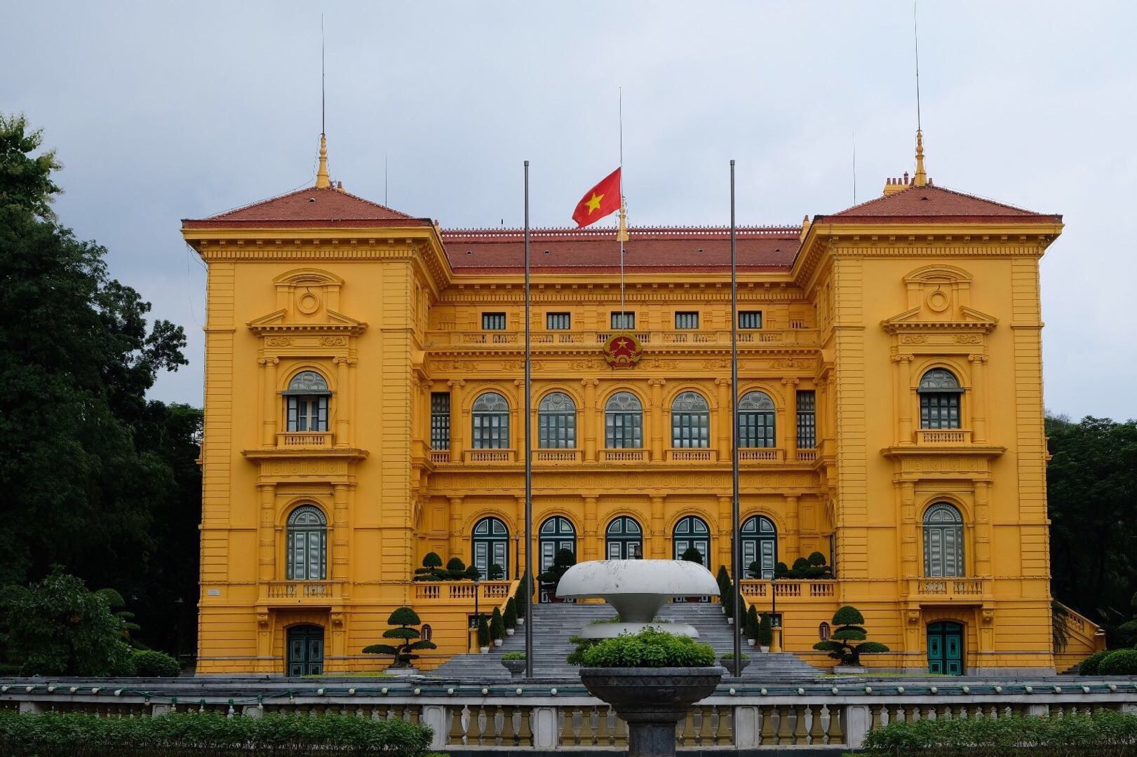 【携程攻略】河内胡志明故居景点,胡志明故居是一座黄色的房子，好像越南人喜欢用黄色作为重要建筑的外…