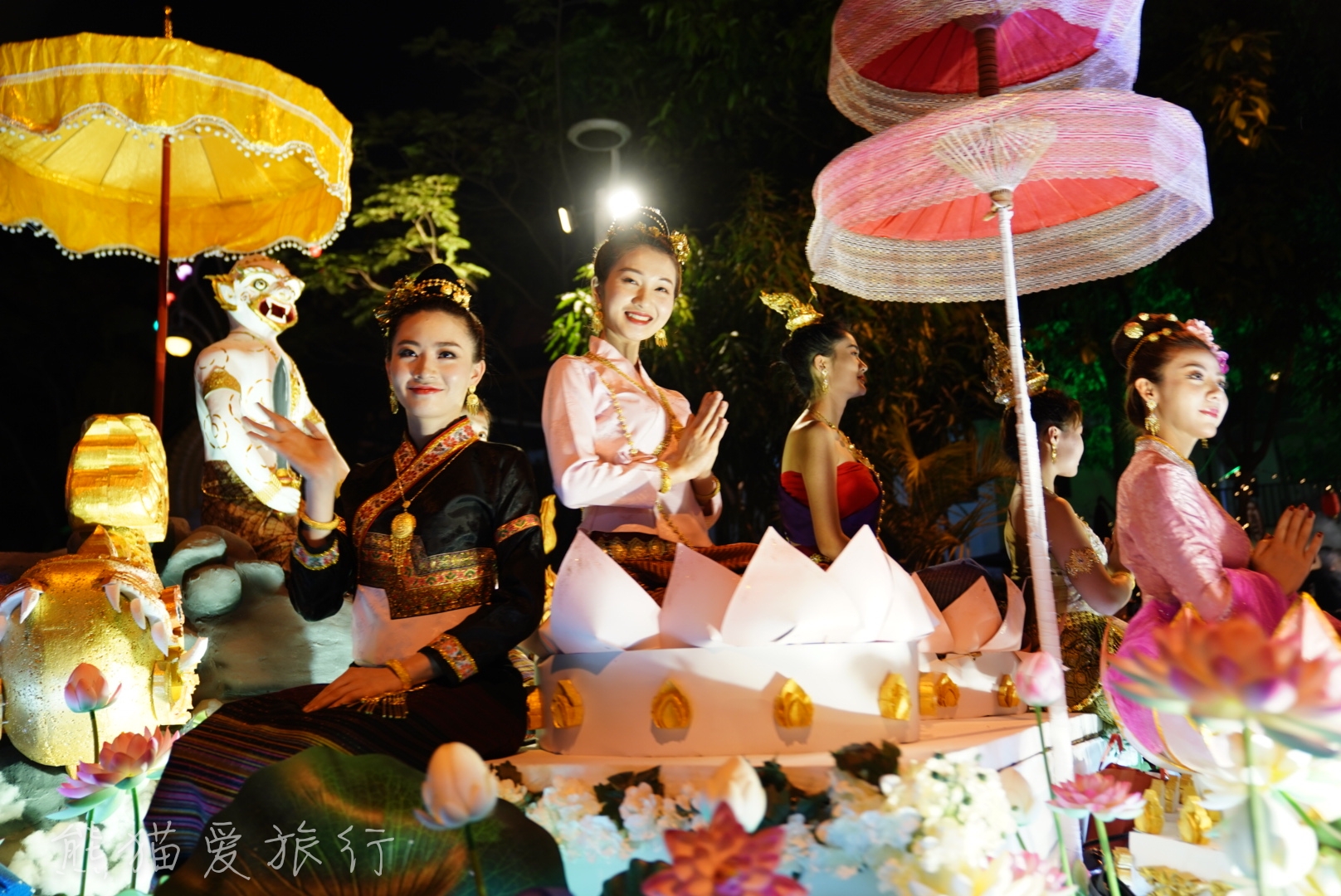 泼水节可不止狂野泼水,傣族少女华丽花车巡游点亮西双版纳傣历新年