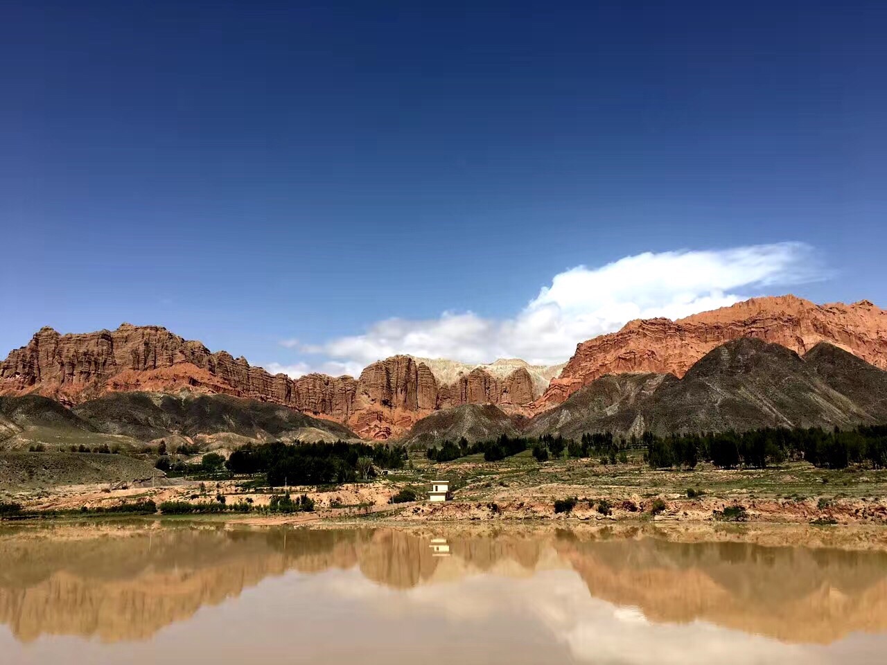 坎布拉國家森林公園的丹霞地貌景觀美輪美奐丹霞地貌黃河母親藏傳禪寺