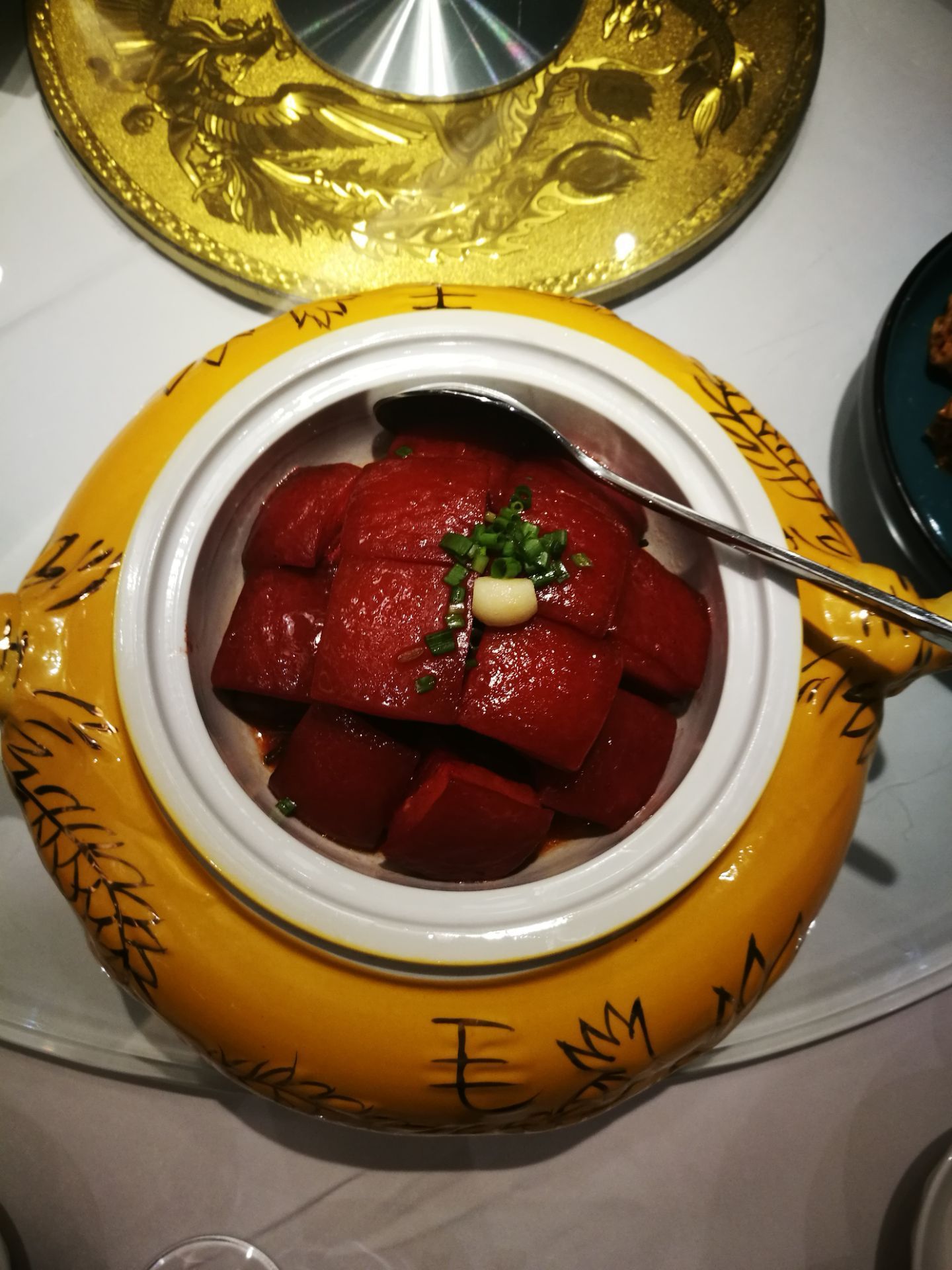 店内就餐环境雅静,毛家饭店的毛家红烧肉,剁椒鱼头,毛家小炒肉等菜品