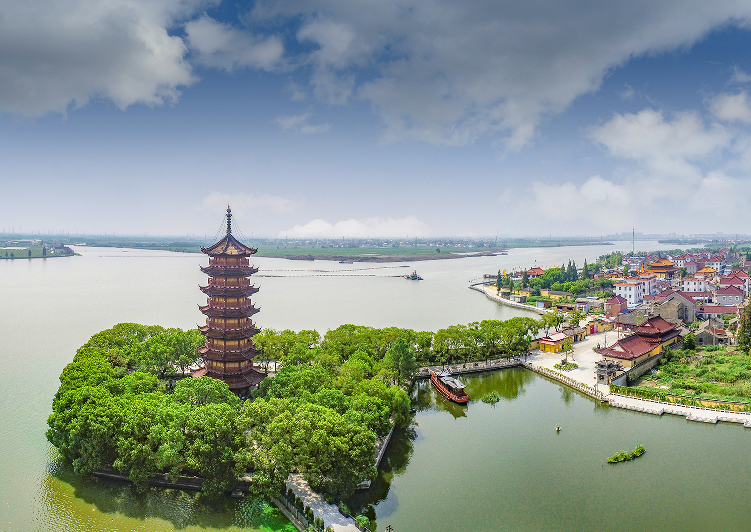 嘉兴市莲泗荡风景区位于浙江省嘉兴市秀洲区王江泾镇莲泗荡畔北岸