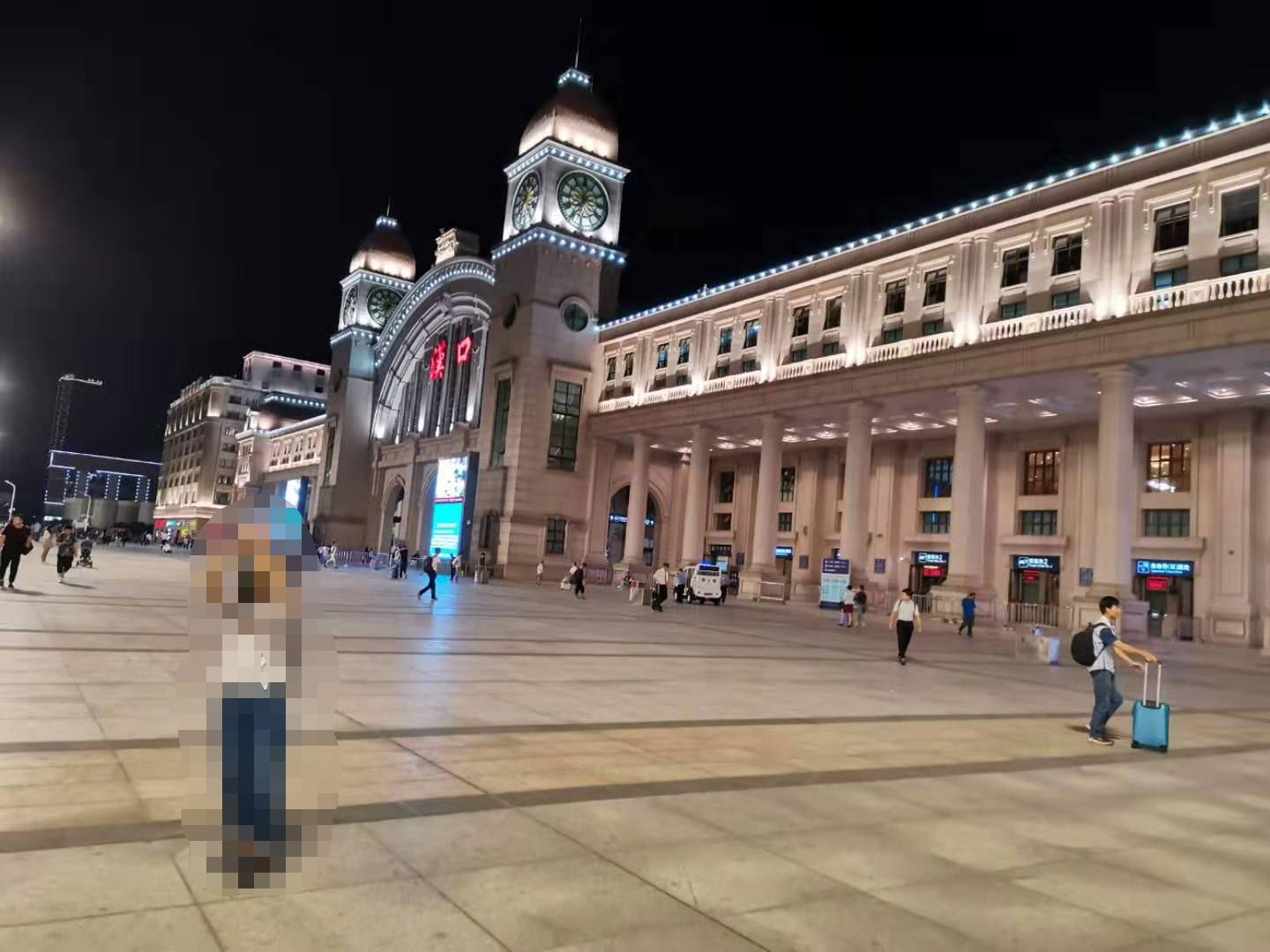 武汉火车站夜景高清图片下载-正版图片500801990-摄图网