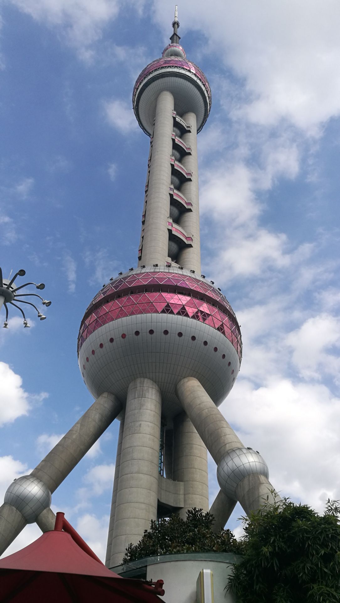 上海的第4高度建筑,虽说是个景点,也是上海电视台的信号发射塔,真