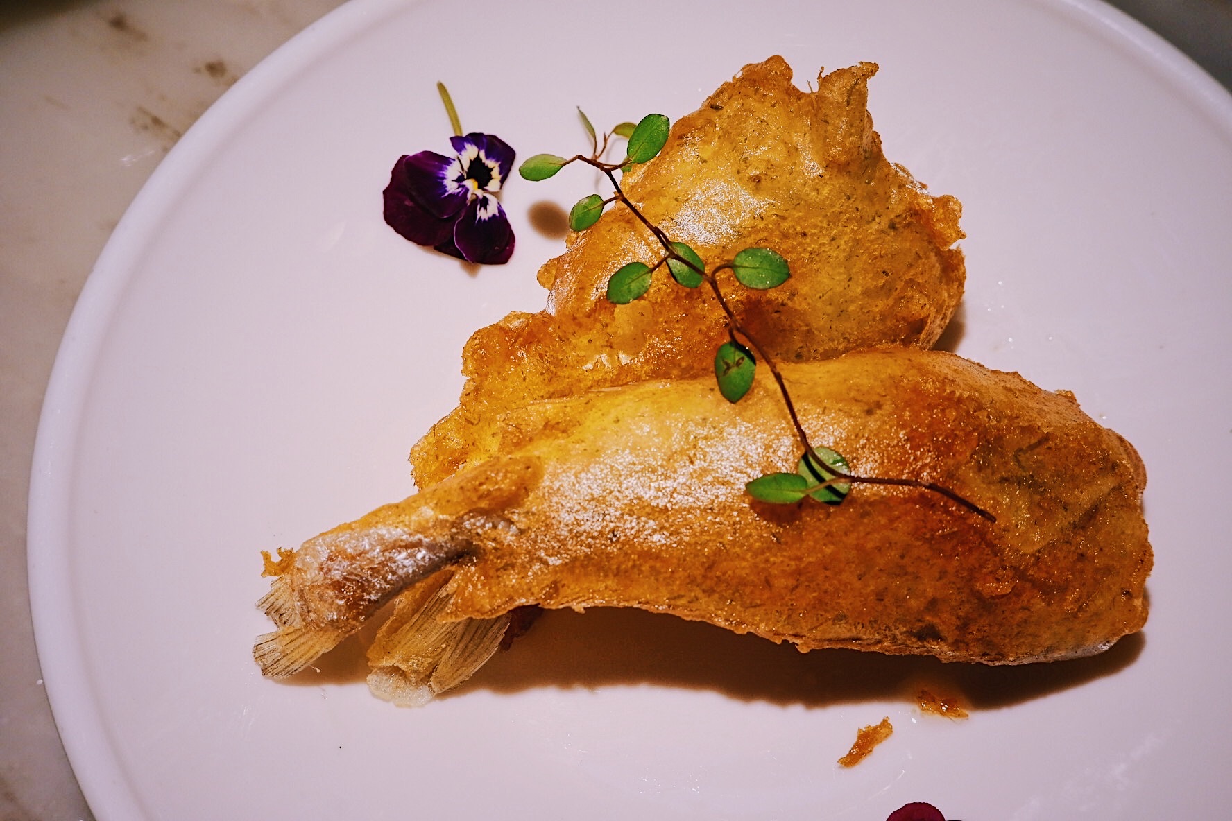 原汁原味的东家一品鱼头皇以古法烹饪故而汤色乳白浓郁携河虾鱼丸海鲜